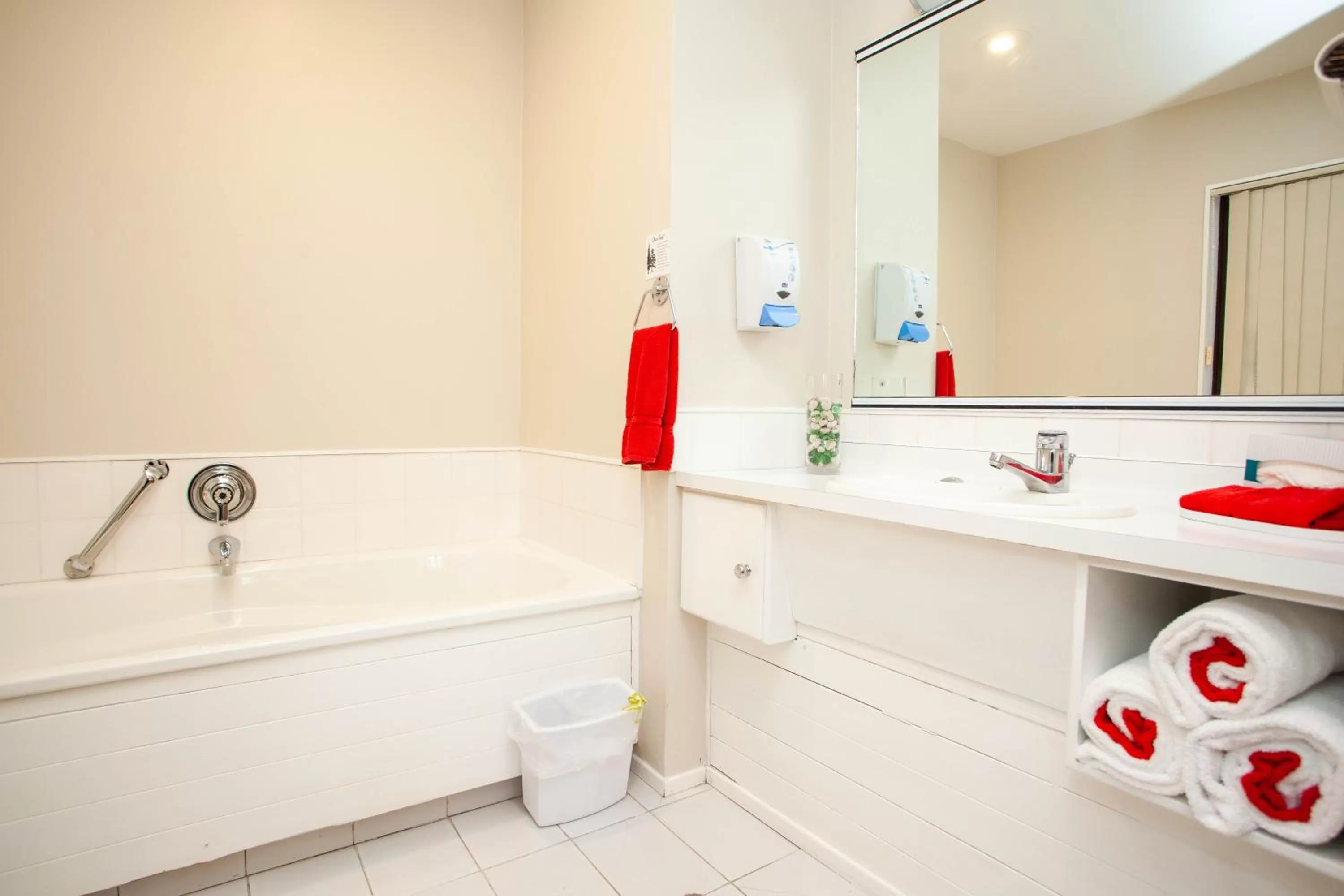 Bathroom in Cascades Lakefront Motel