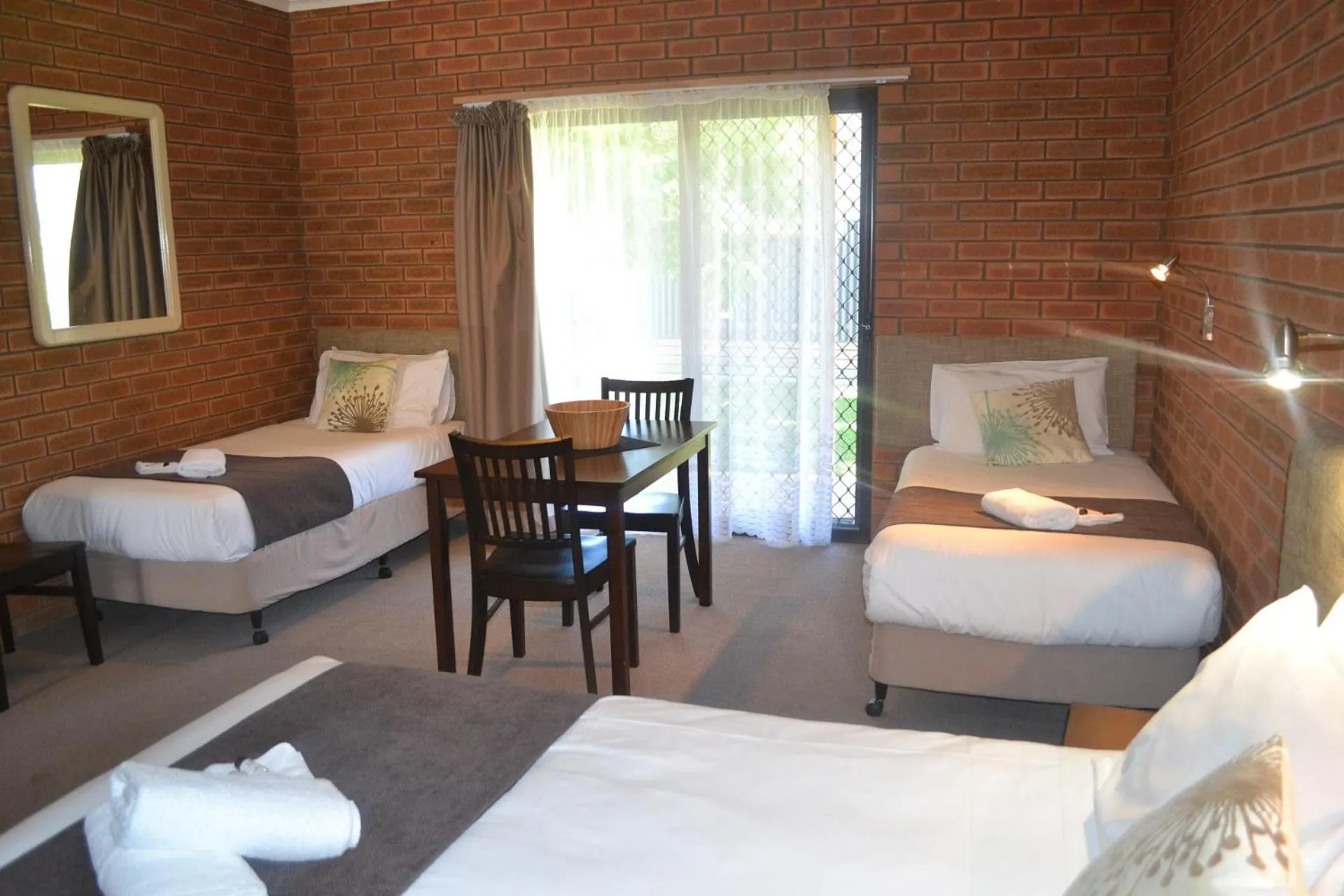 Living room, Bed in Ashleigh Court Motor Inn