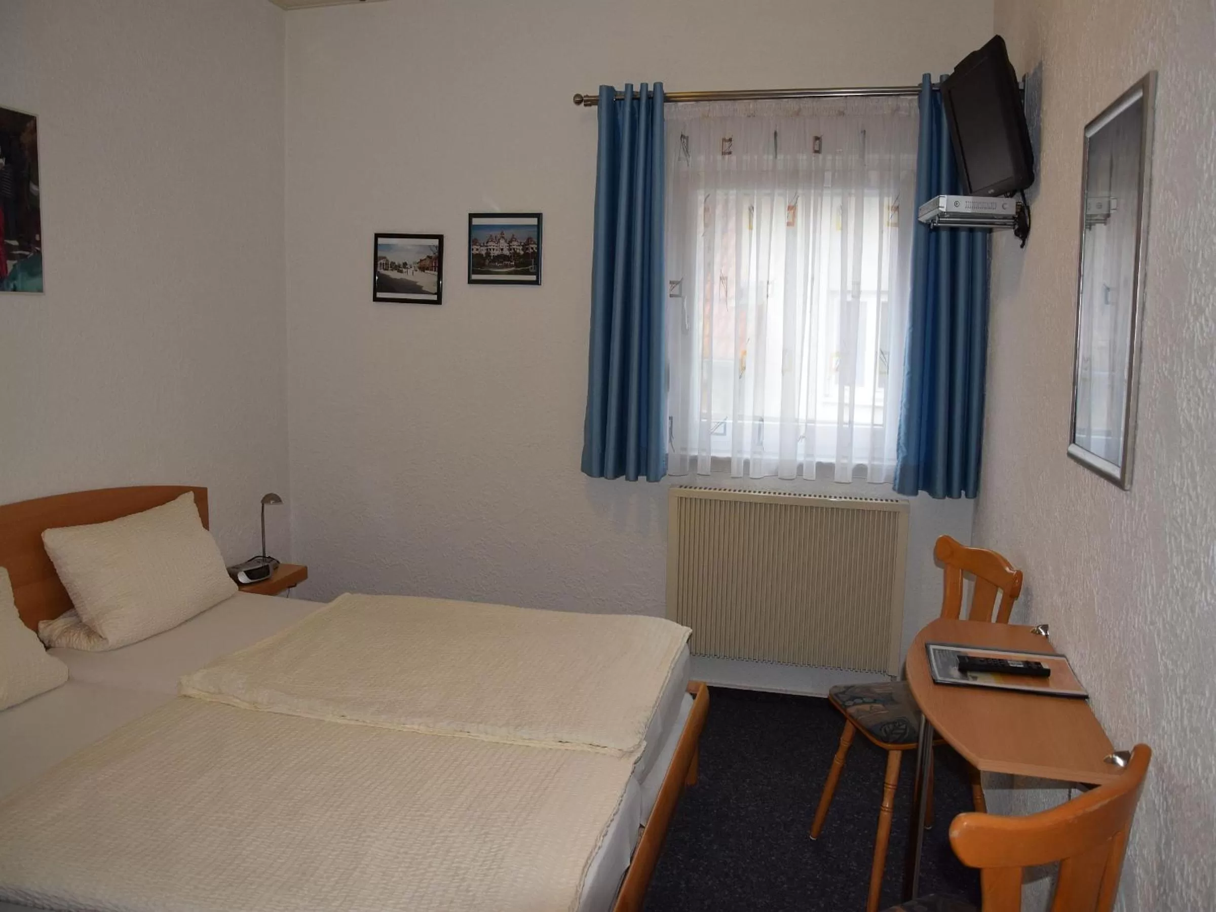 Photo of the whole room, Bed in Hotel Gästehaus Sonne