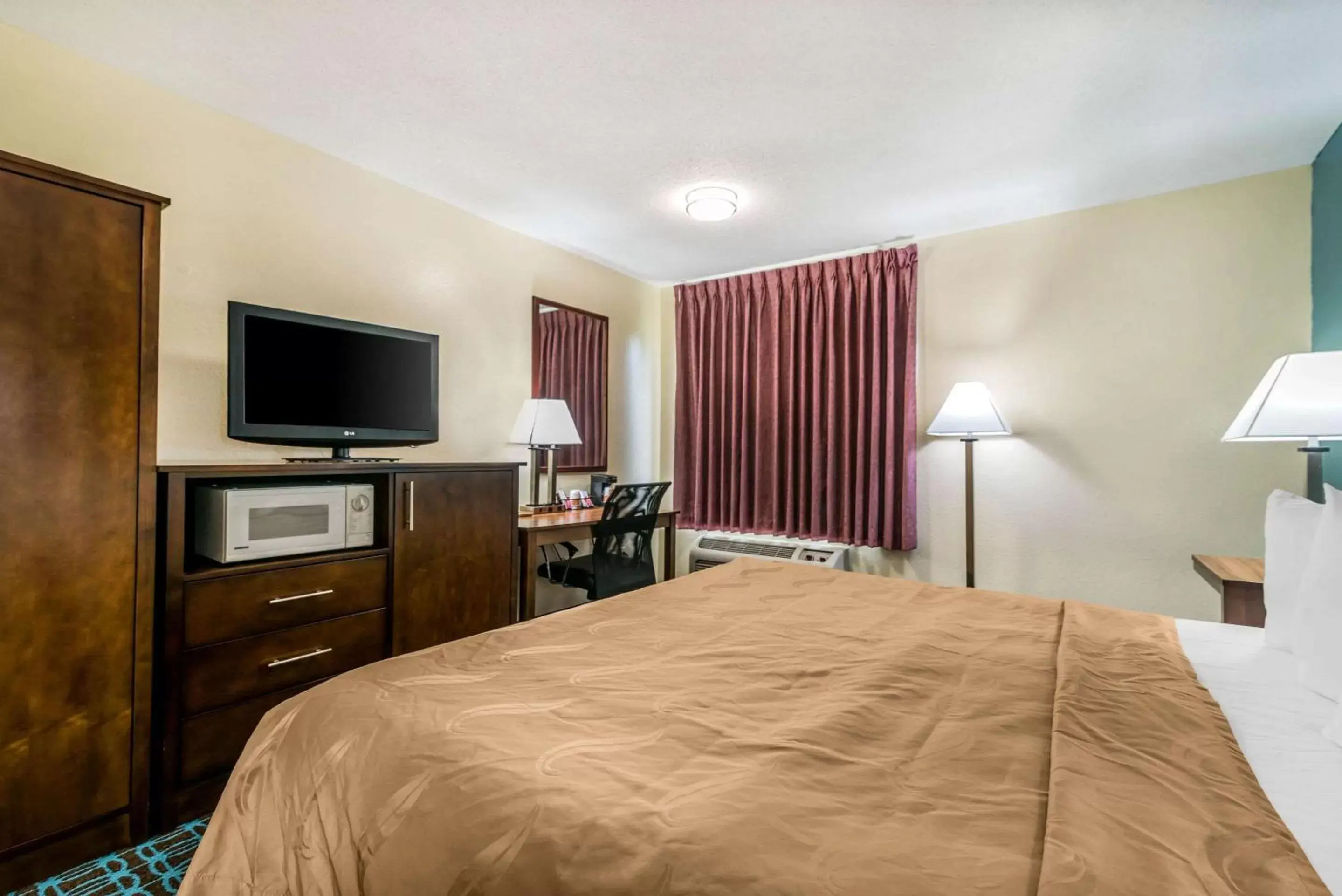 Photo of the whole room, Bed in Quality Inn Loudon/Concord