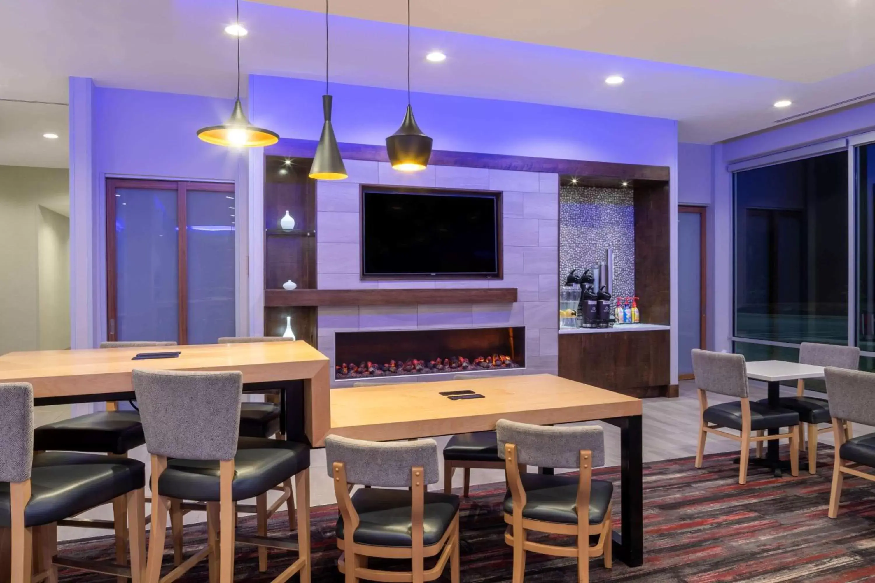 Seating area, Lounge/Bar in La Quinta by Wyndham Greensboro Airport High Point