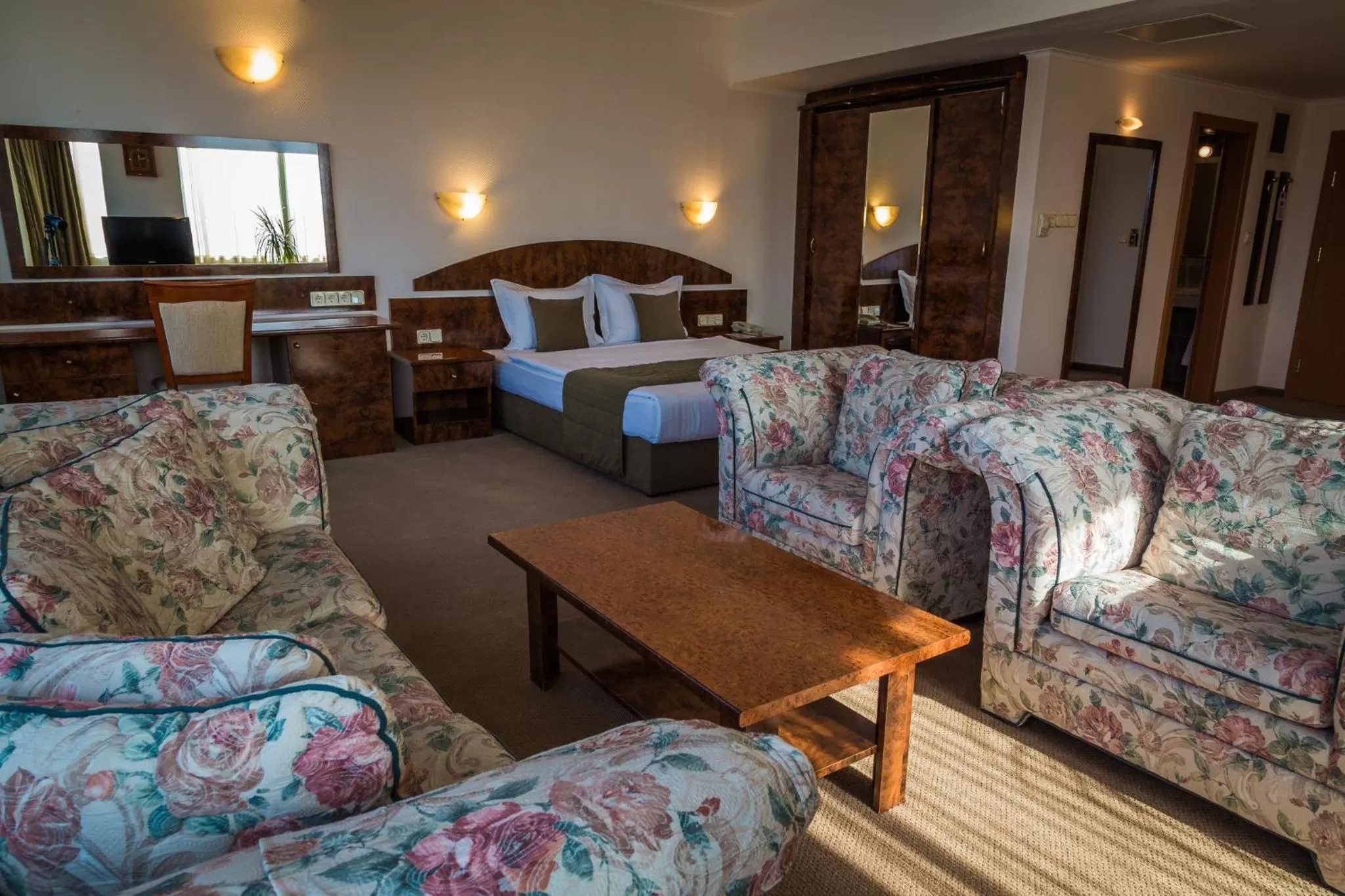 Photo of the whole room in Hotel Sevlievo Plaza