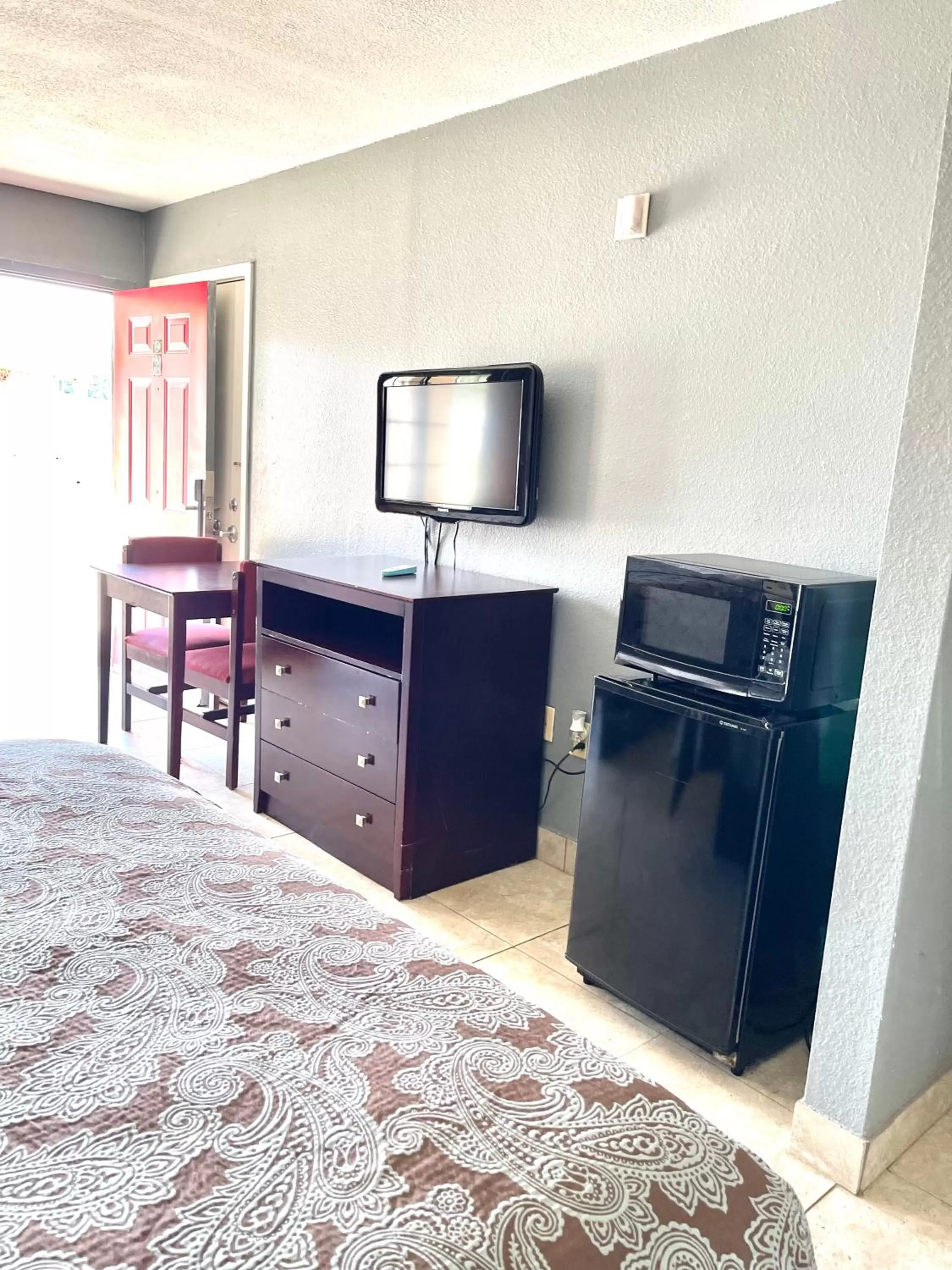 TV and multimedia, Bed in Majestic Inn