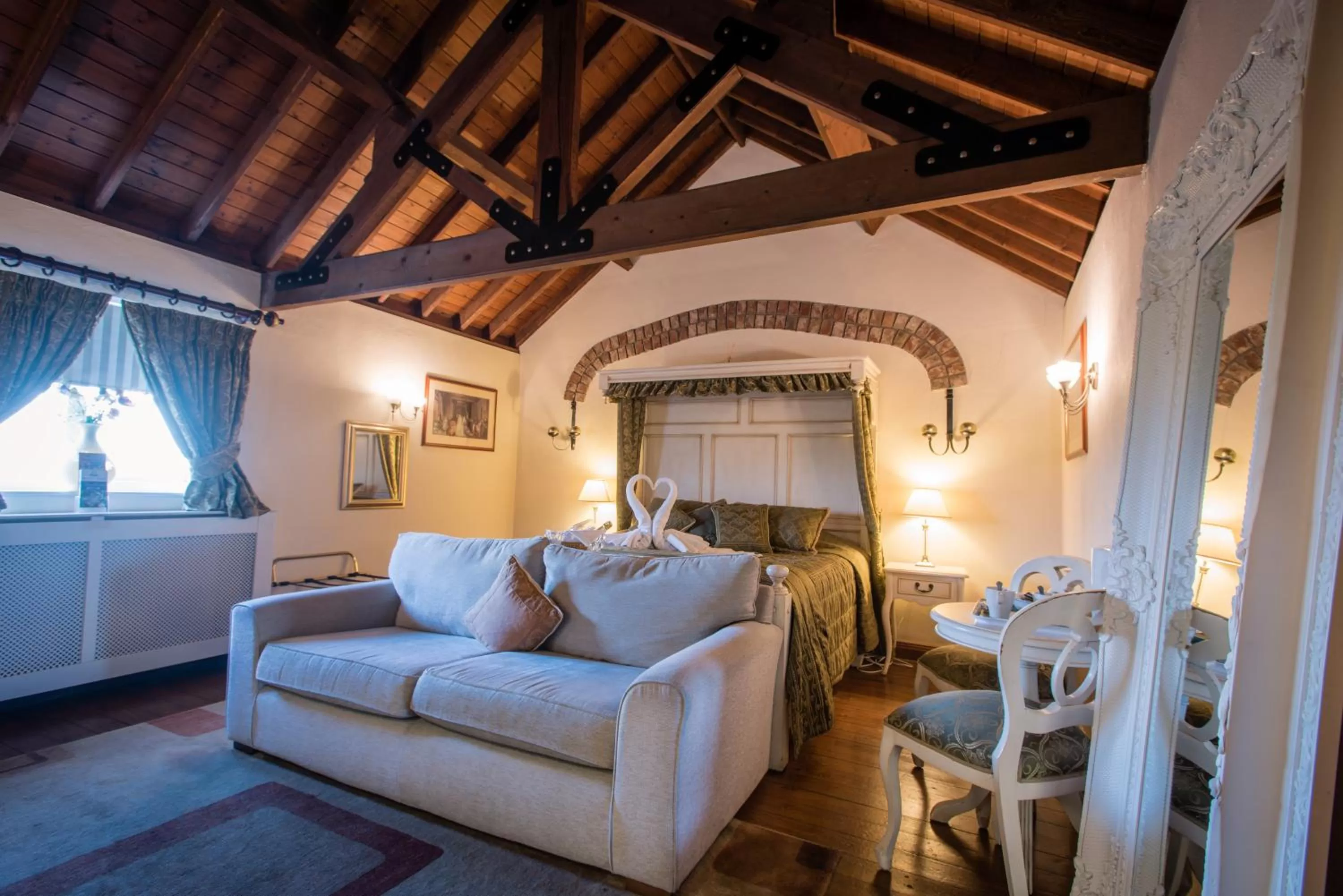 Bed in The Royal Arms Bed & Breakfast