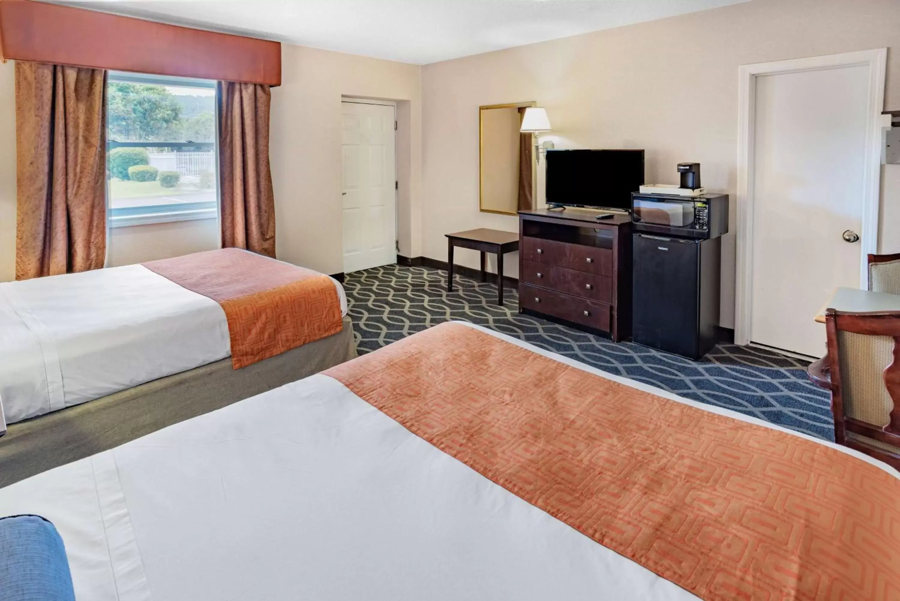 Photo of the whole room, Bed in Howard Johnson by Wyndham Lenox
