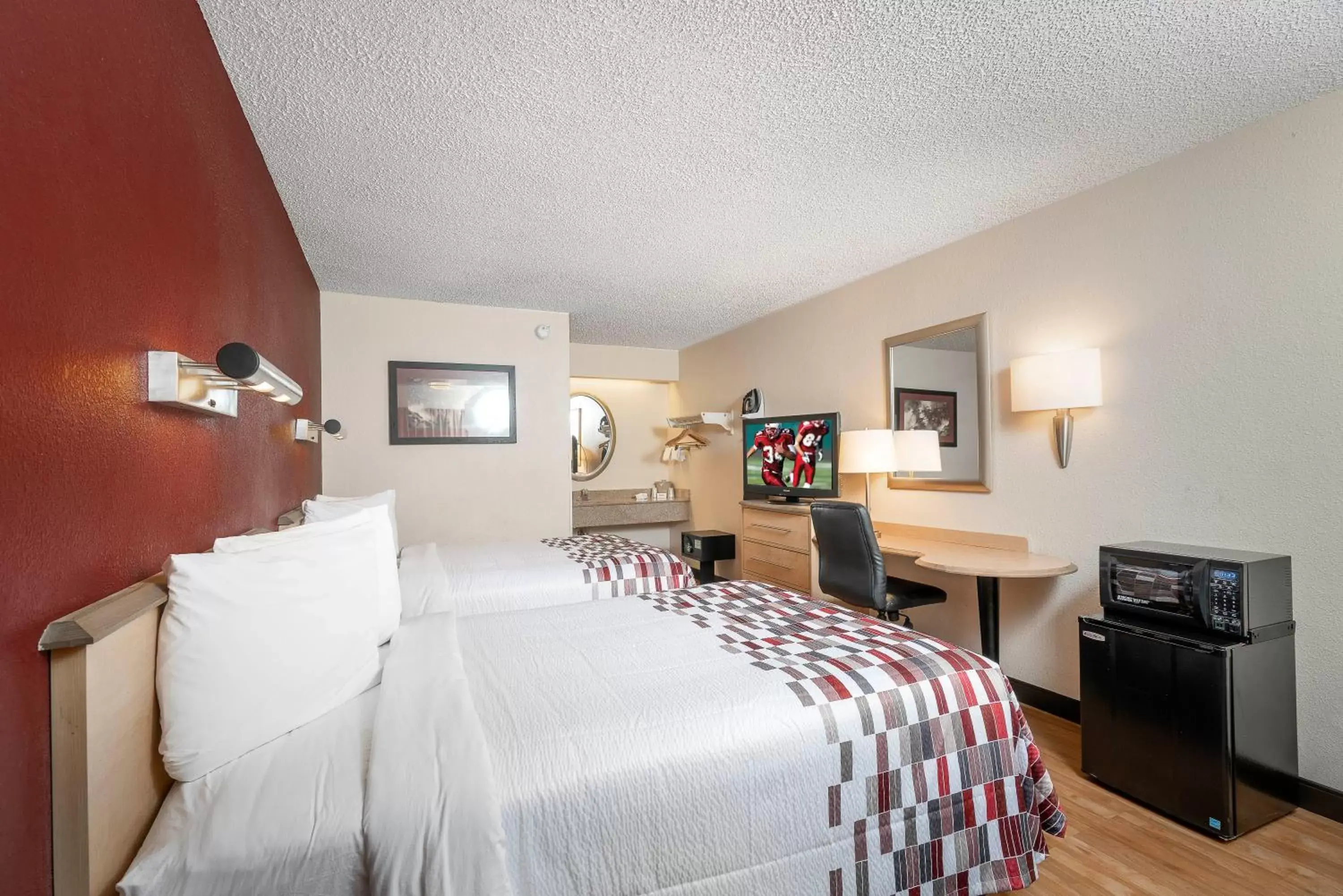 Photo of the whole room, Bed in Red Roof Inn Buffalo - Niagara Airport