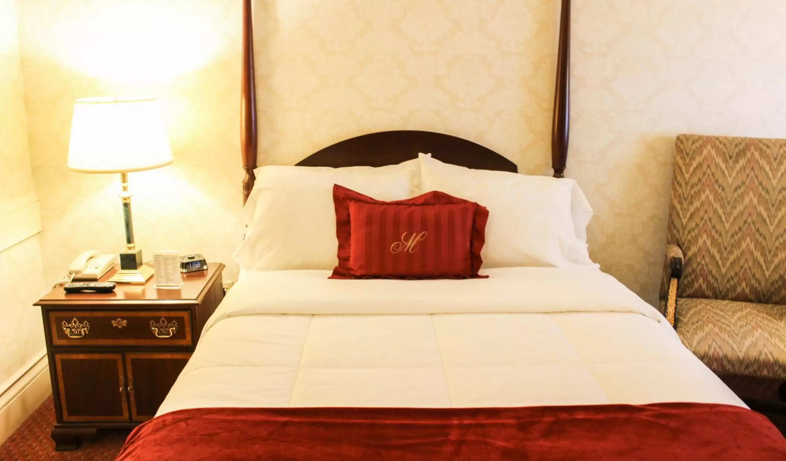 Bedroom, Bed in General Morgan Inn