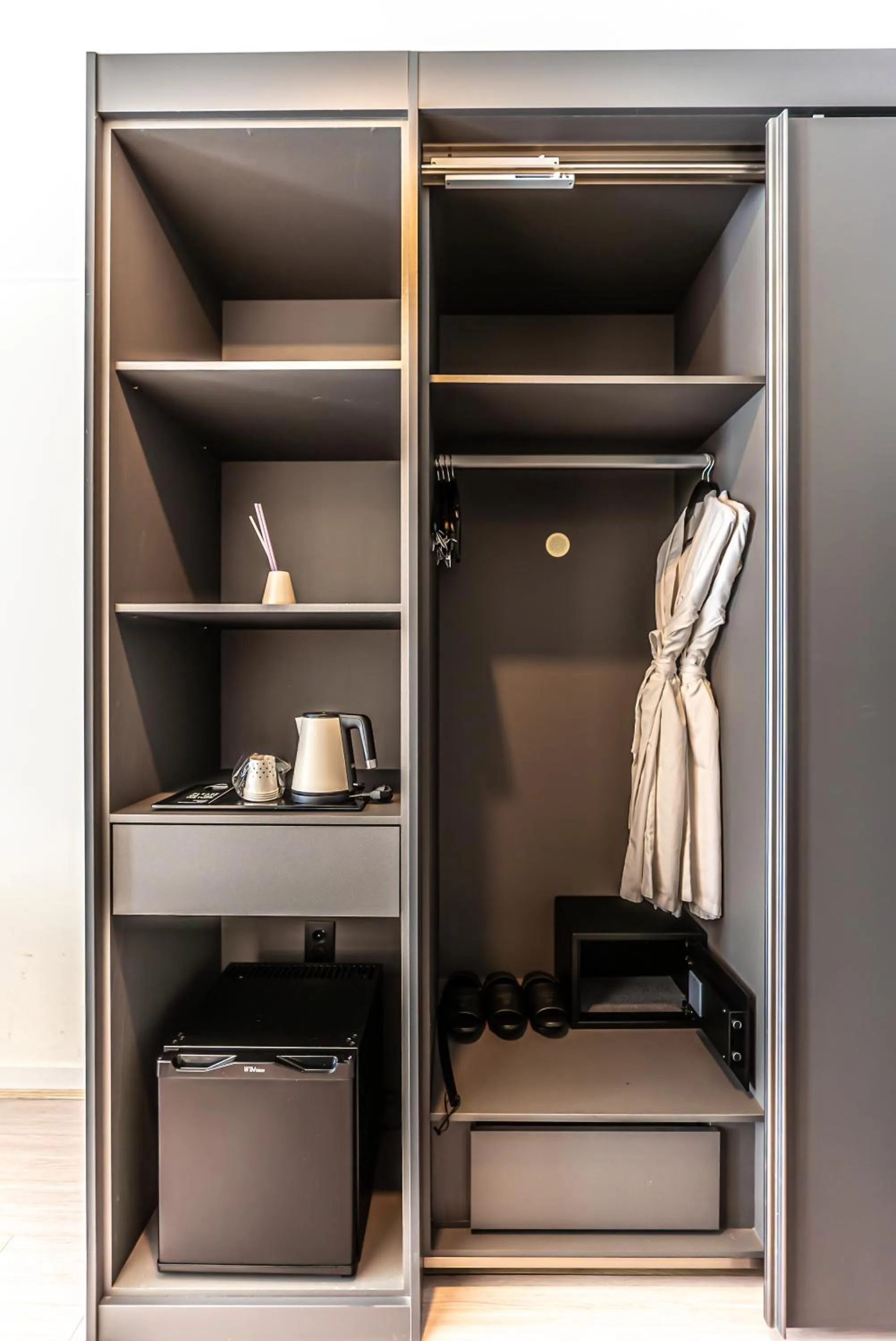 wardrobe in Hotel The Grang Jungmun