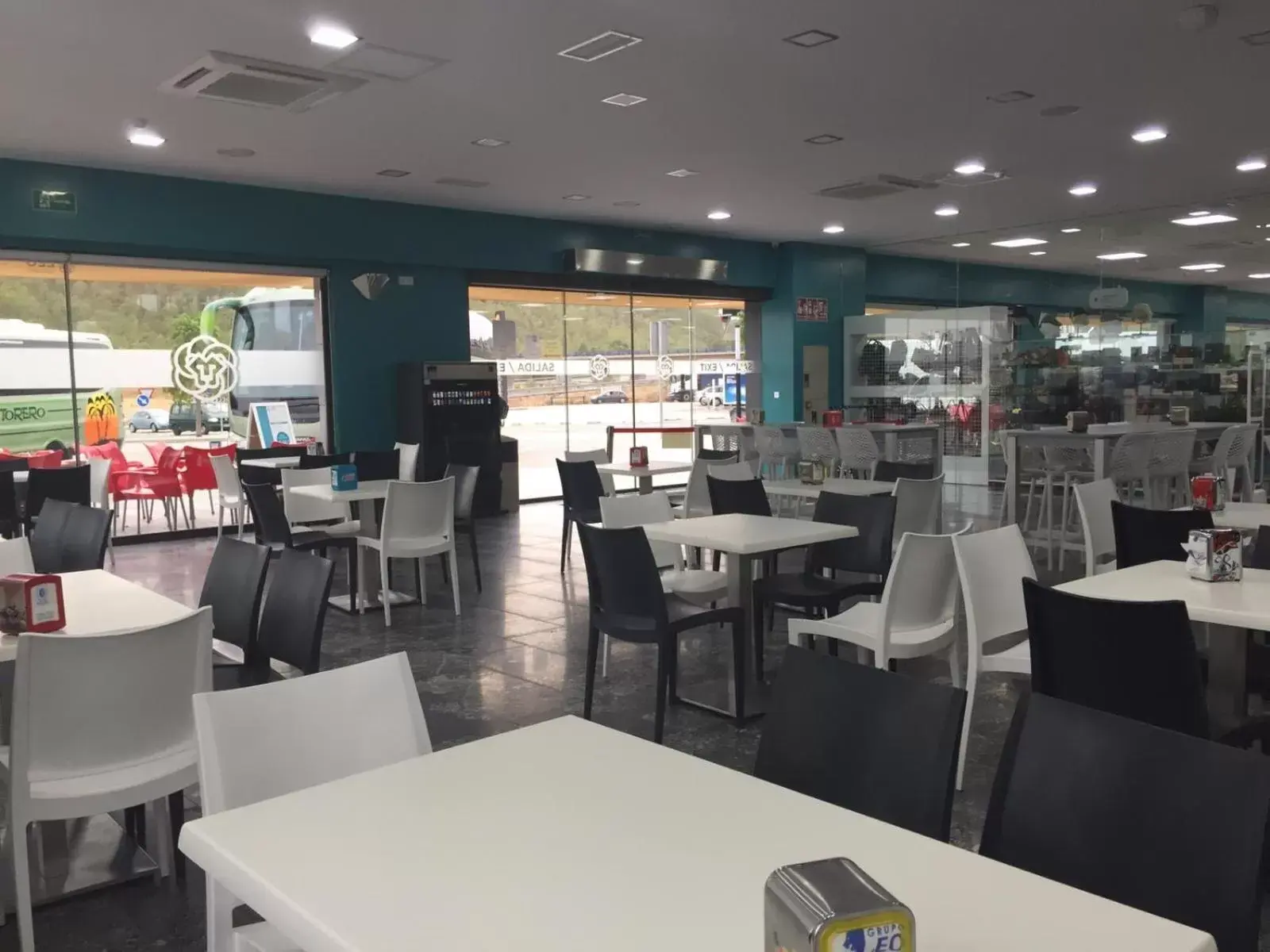 On-site shops, Restaurant/Places to Eat in Complejo Leo 24H