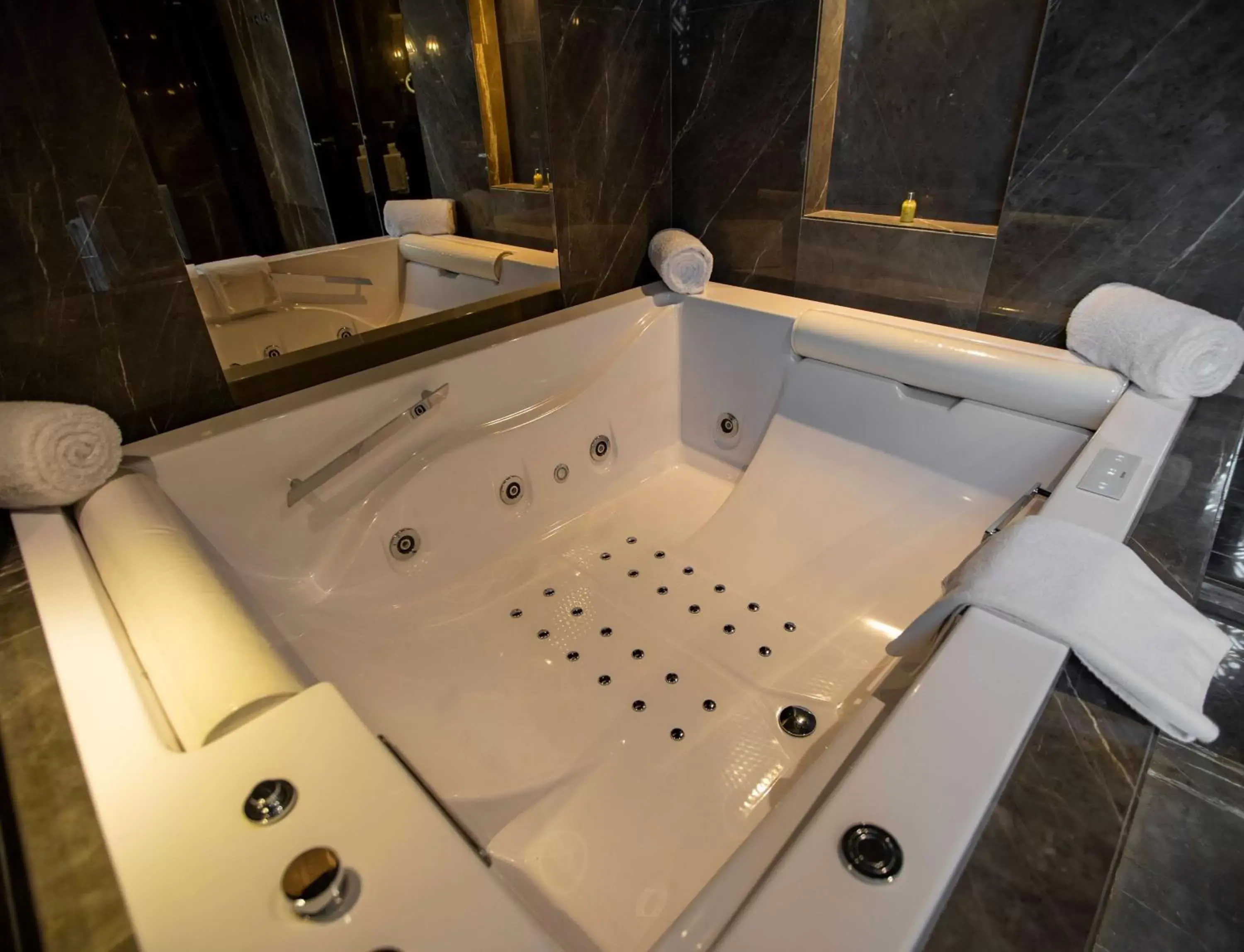 Bath, Bathroom in Radisson Blu Hotel & Conference Center, Niamey