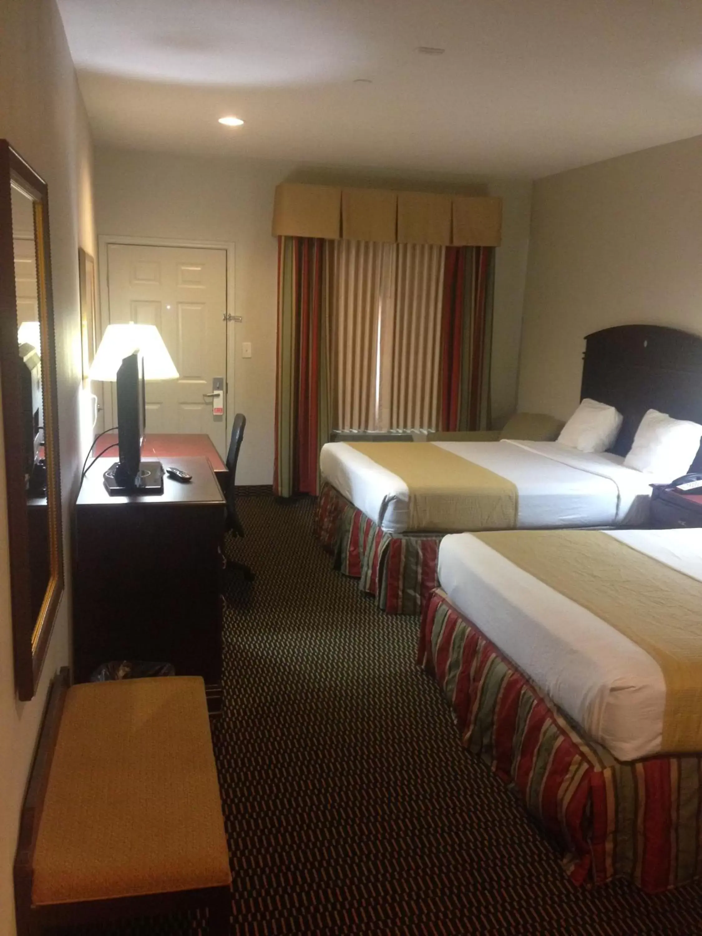 Photo of the whole room, Bed in Express Inn