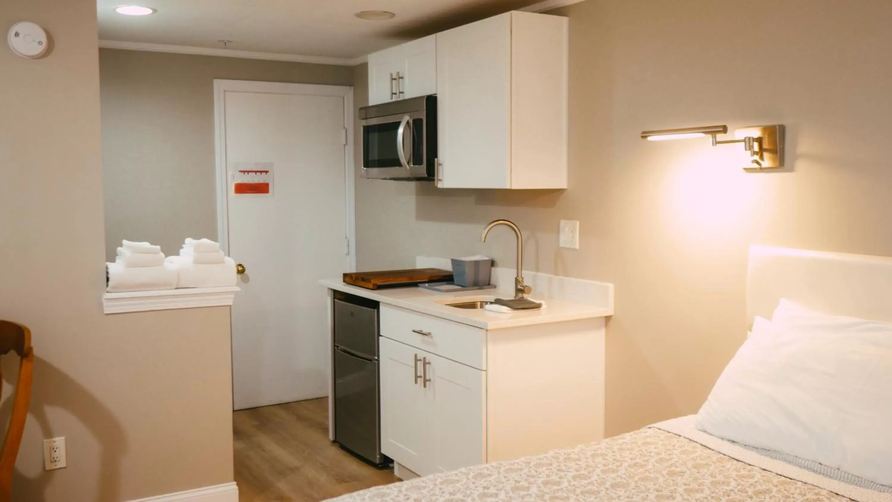 Kitchen or kitchenette, Kitchen/Kitchenette in The Atlantic Motel