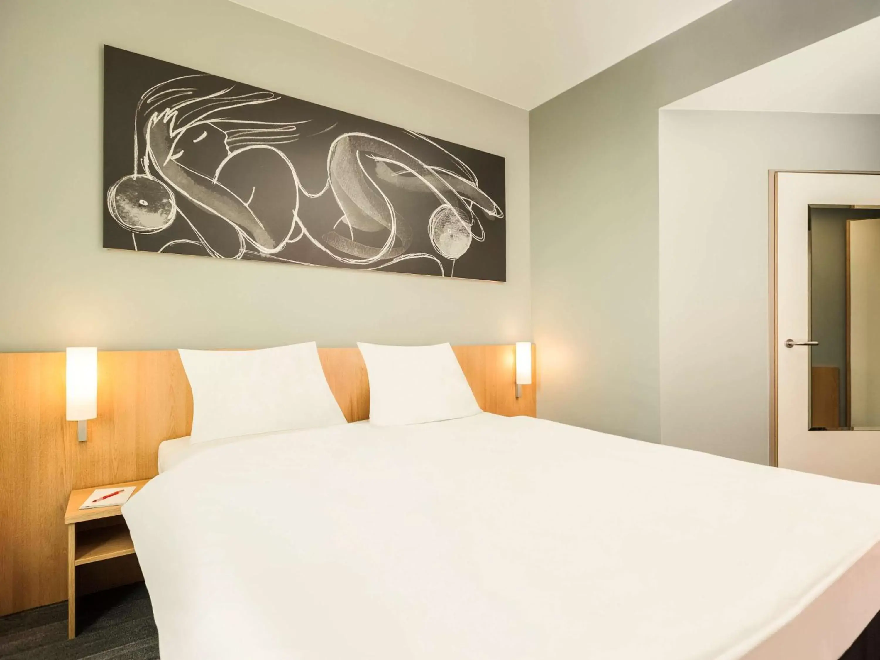 Photo of the whole room, Bed in Ibis Vienna Airport