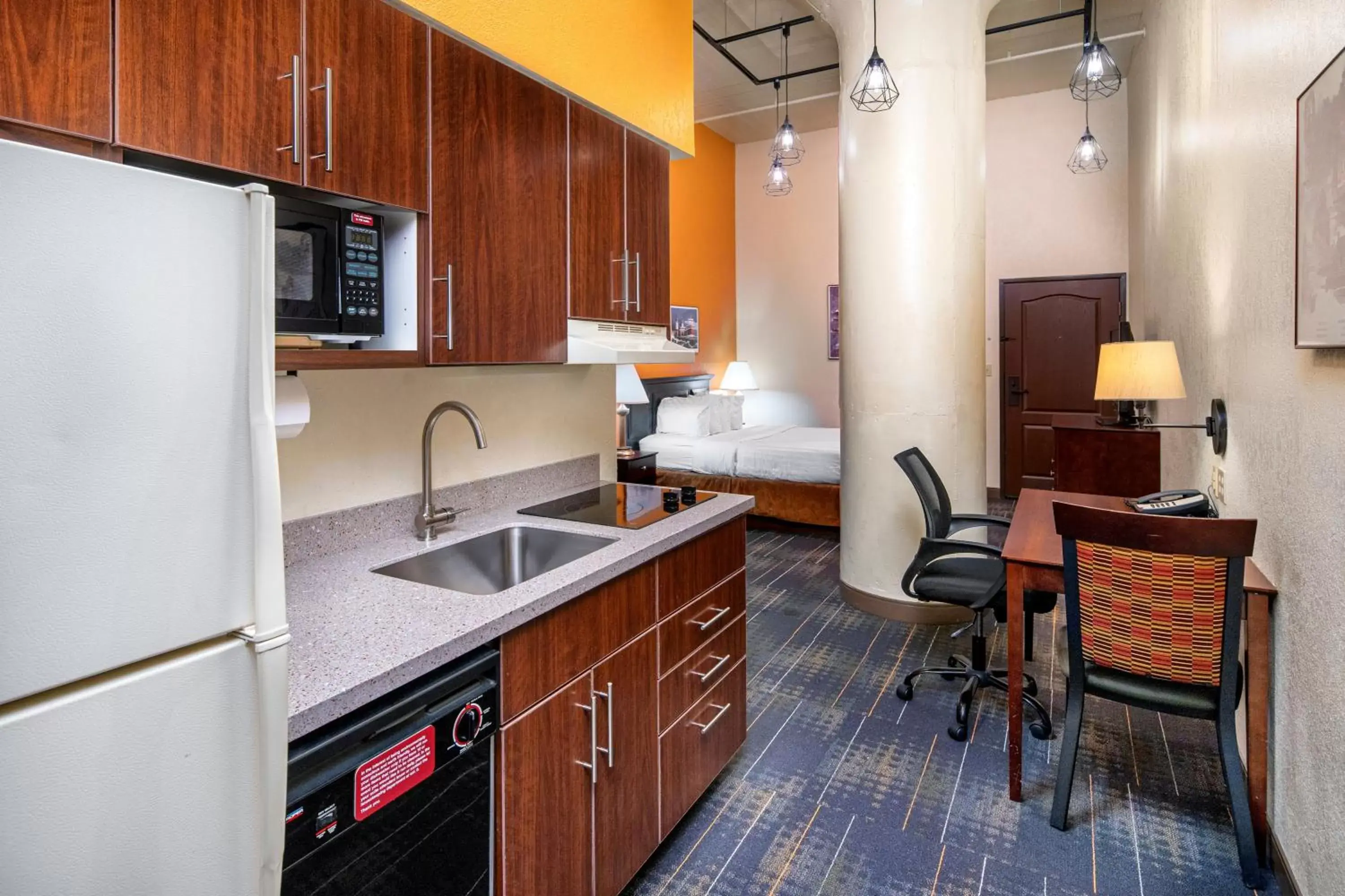 Kitchen or kitchenette, Kitchen/Kitchenette in The Suites Hotel at Waterfront Plaza