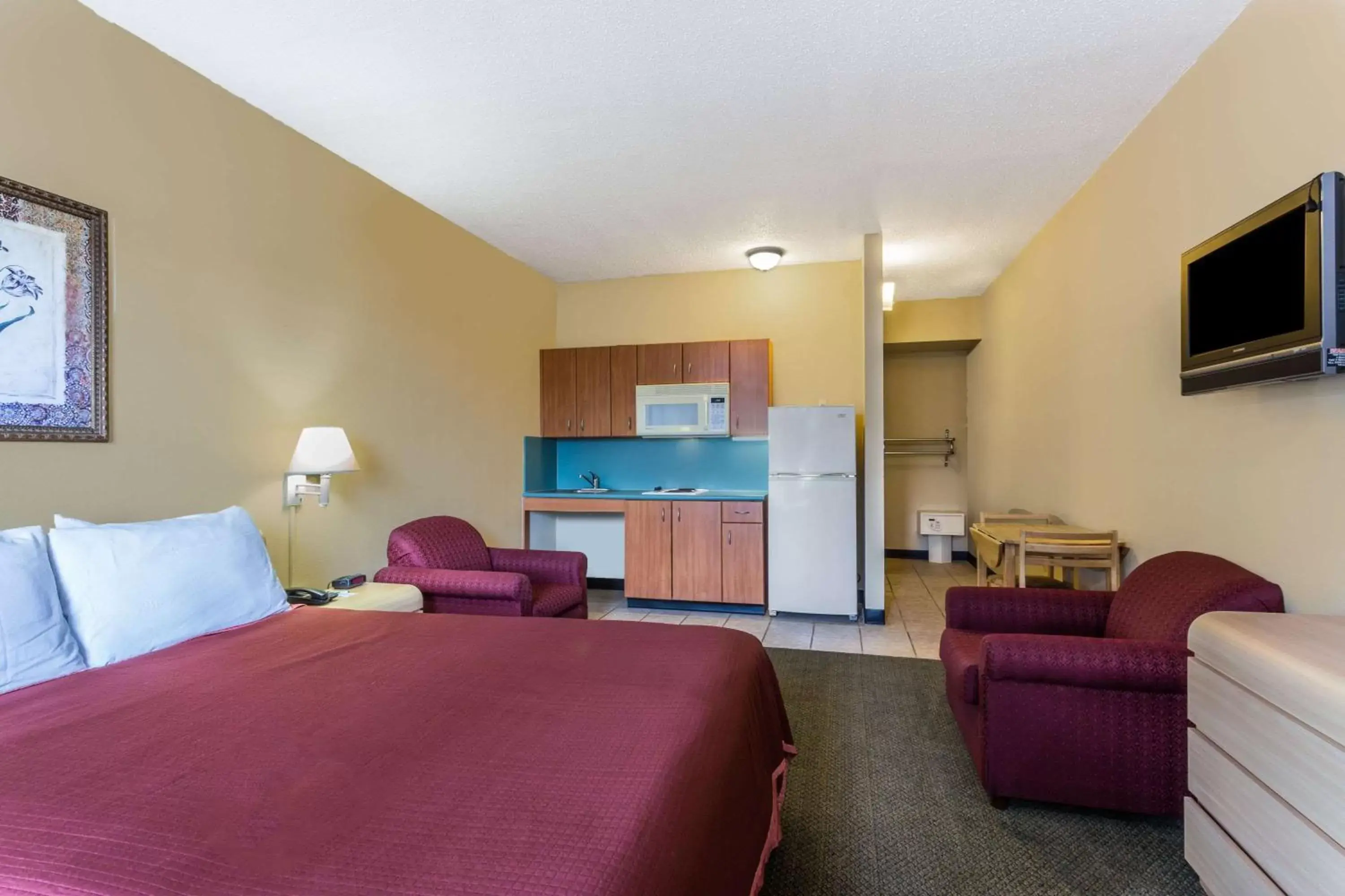 Photo of the whole room in Travelodge Suites by Wyndham Lake Okeechobee