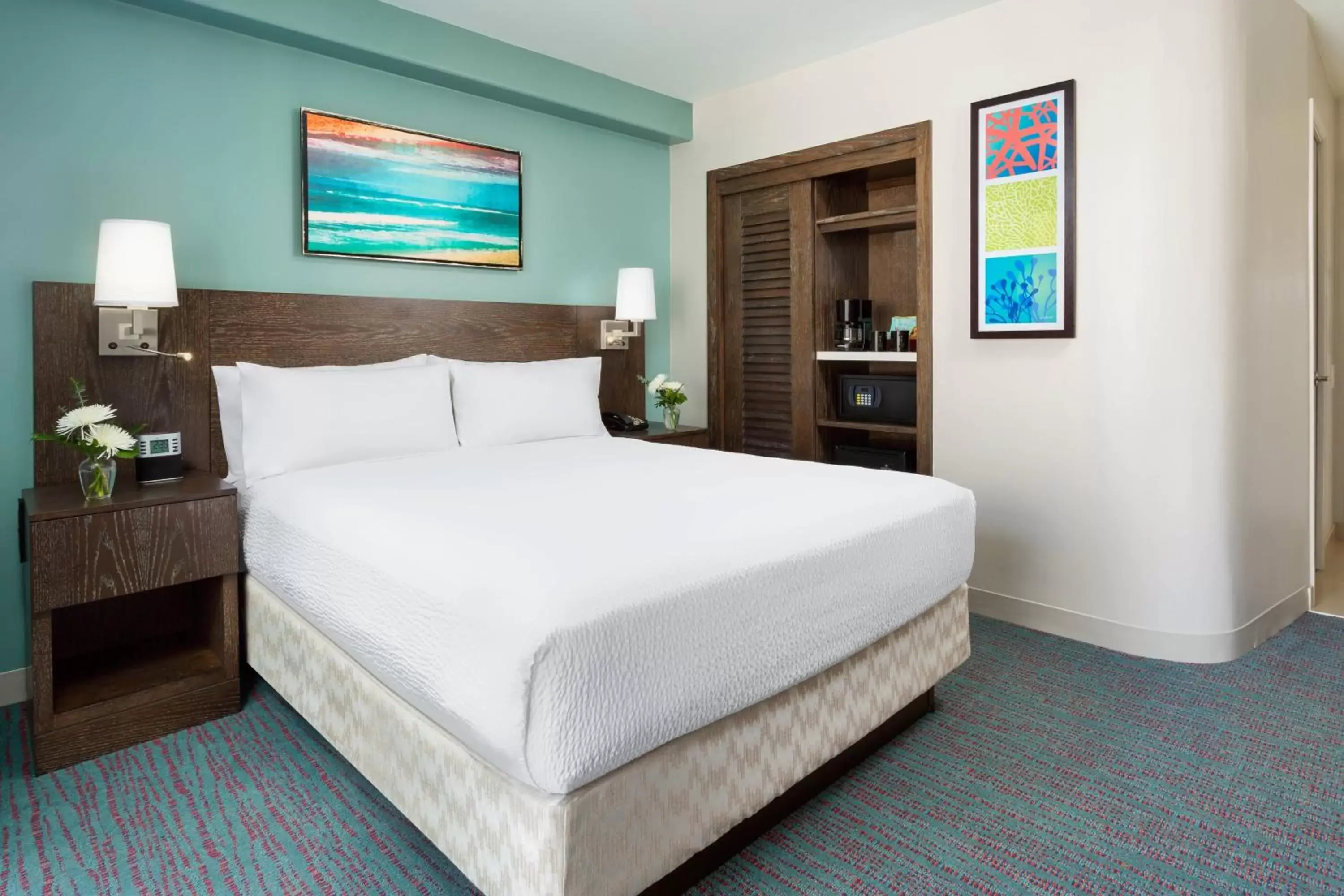 Photo of the whole room, Bed in Courtyard by Marriott Waikiki Beach