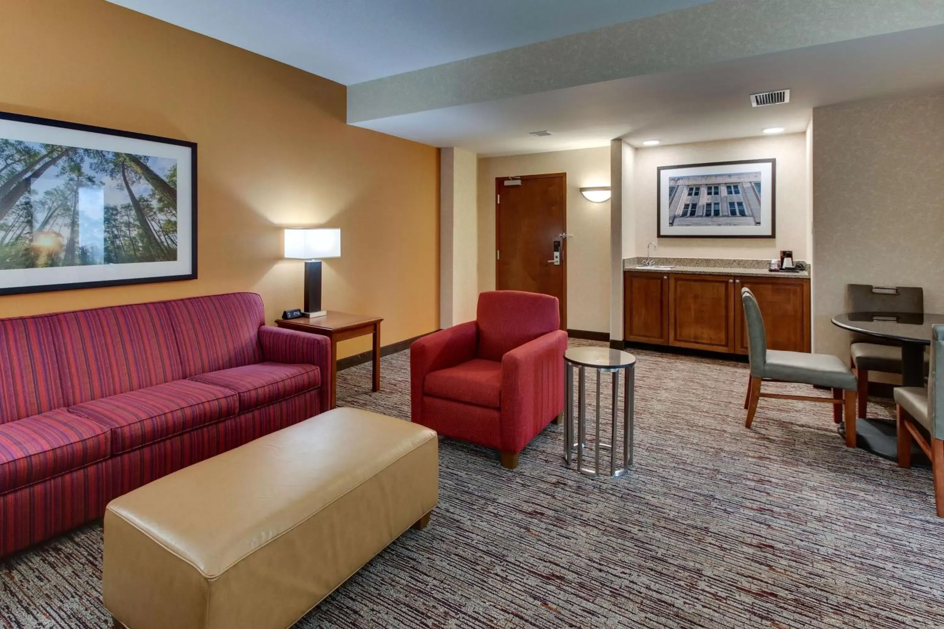 Photo of the whole room, Seating Area in Drury Inn & Suites Meridian
