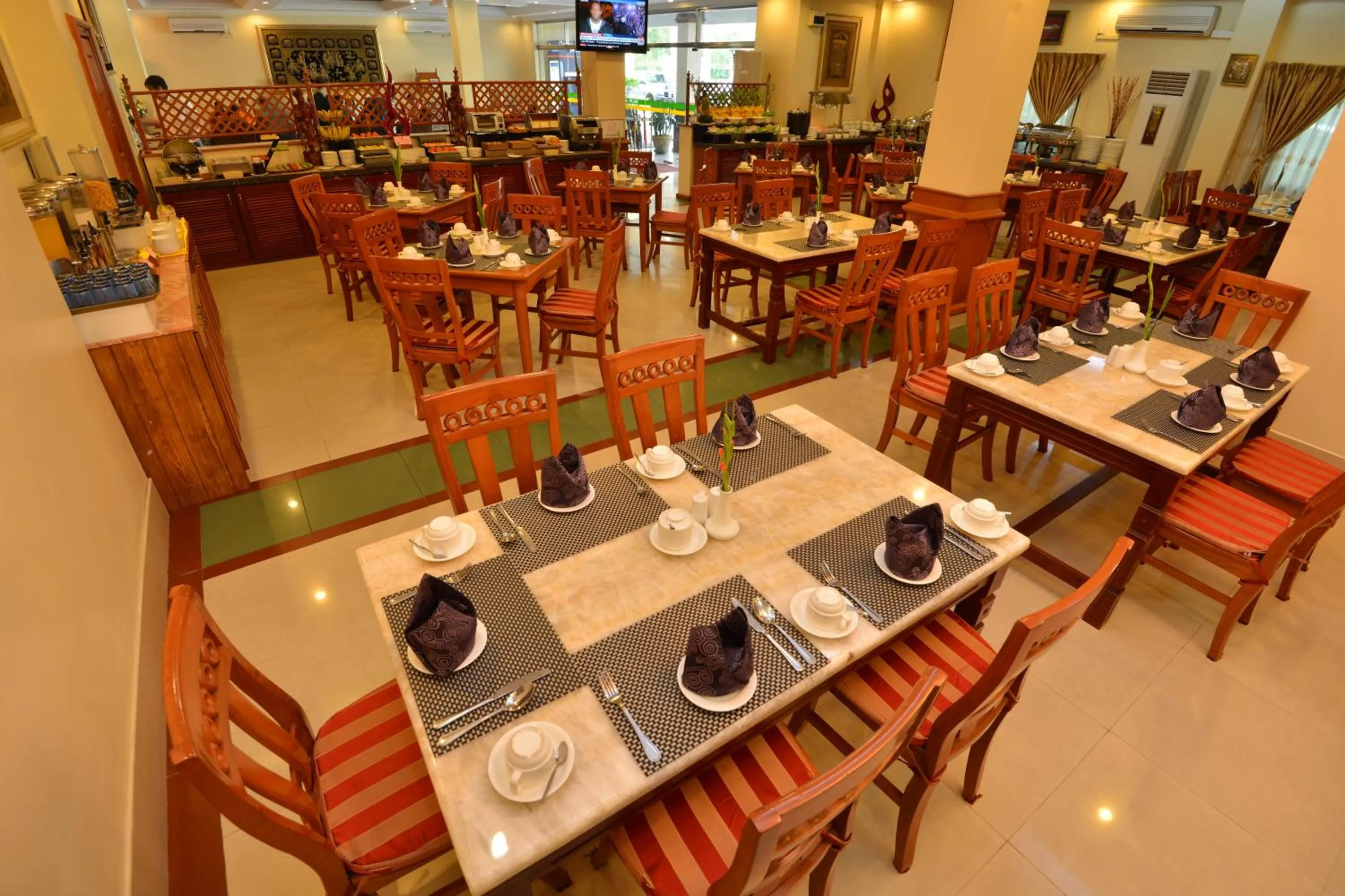 Restaurant/places to eat in Grand Palace Hotel