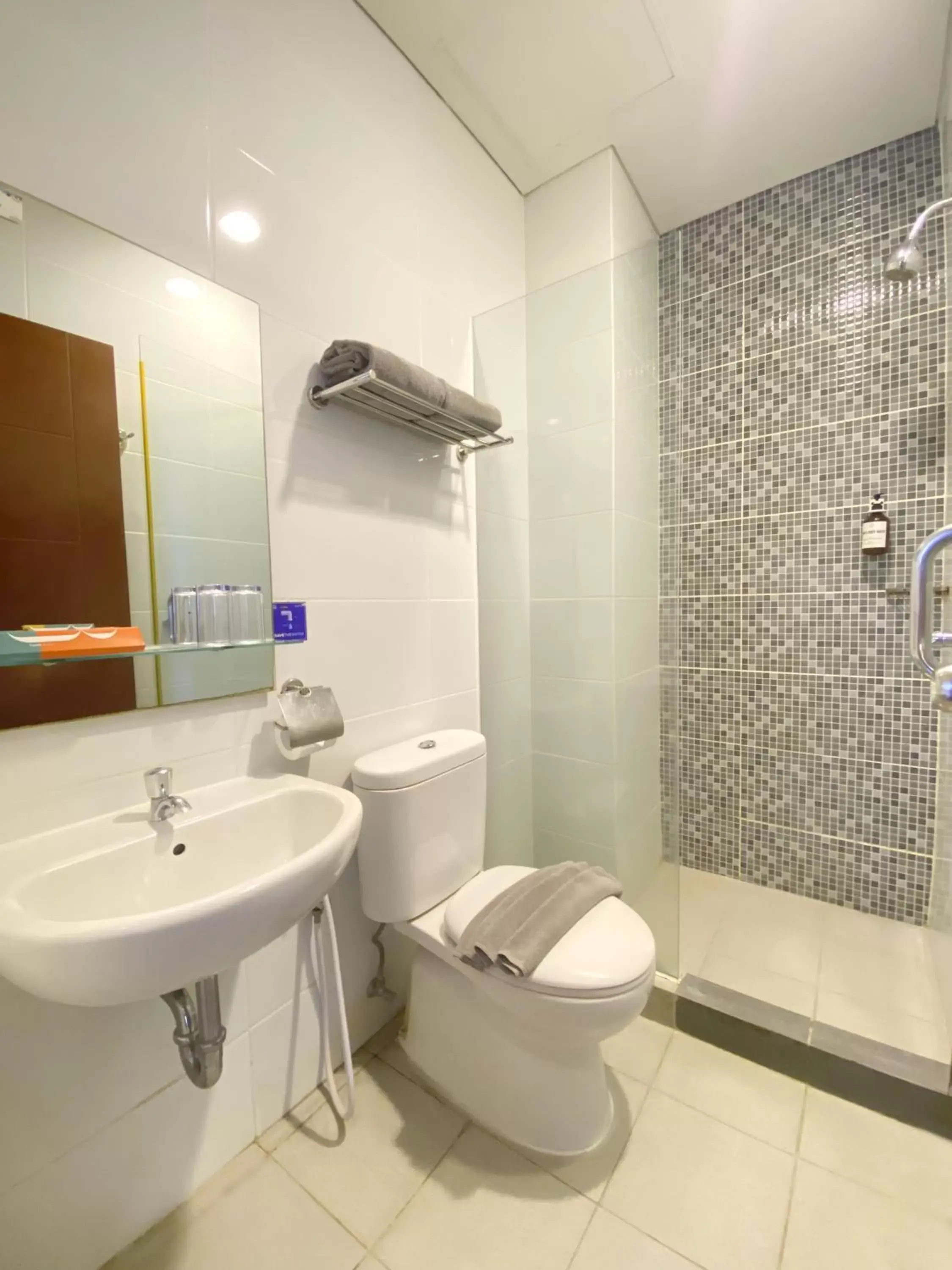 Toilet, Bathroom in Hotel 88 Embong Malang Surabaya By WH