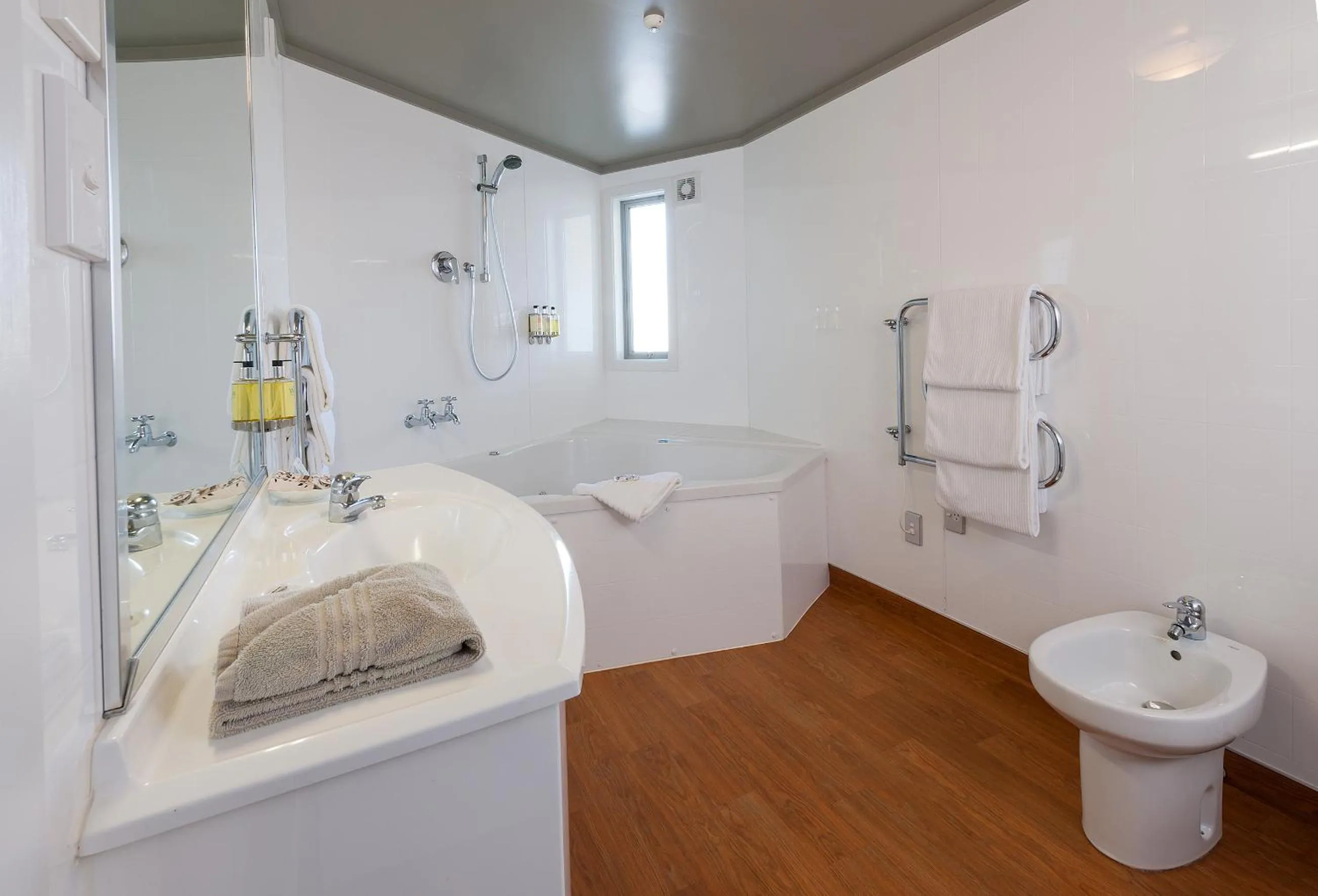 Bathroom in Beachcomber Inn Picton