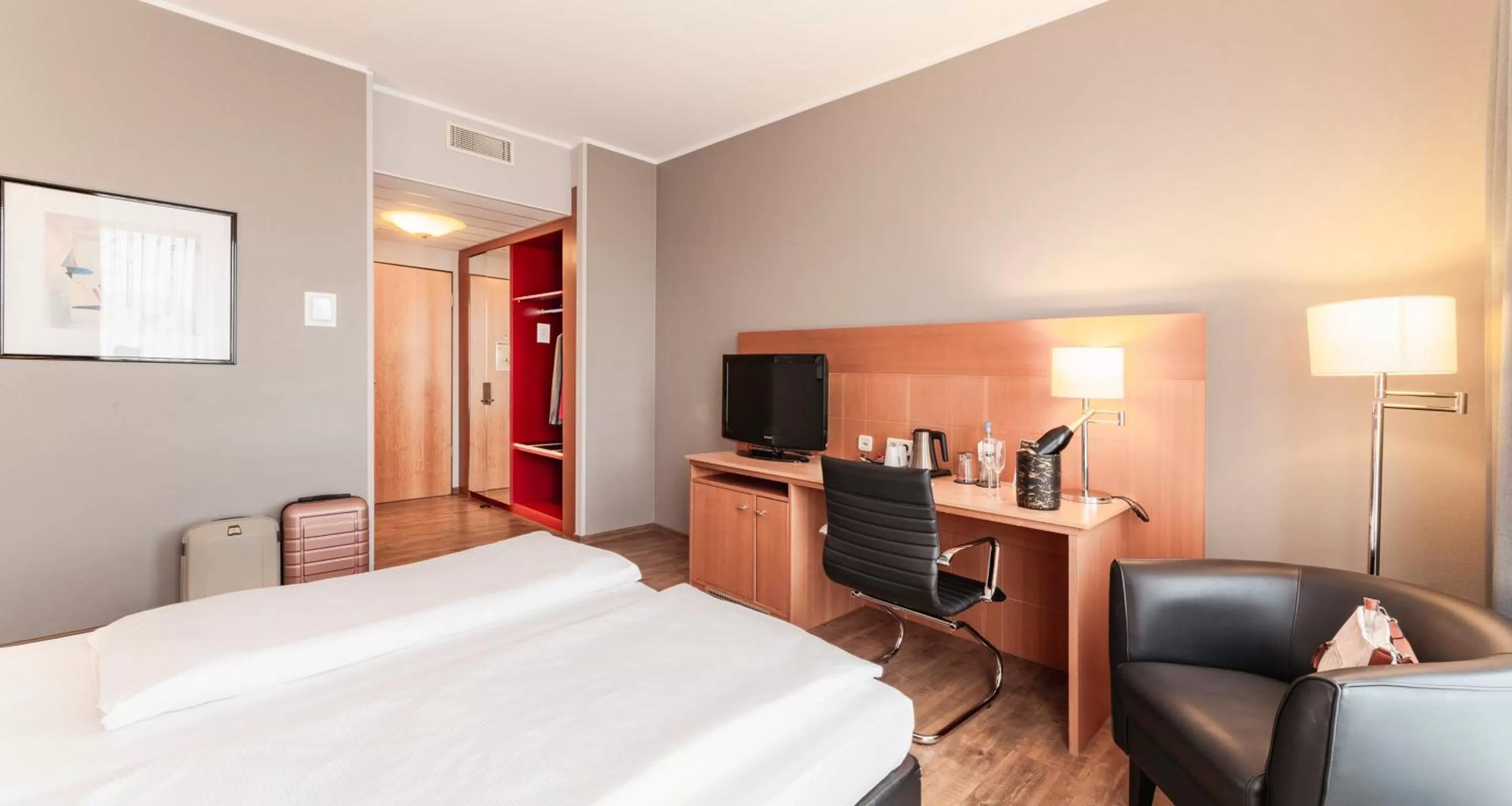 Photo of the whole room, Bed in PLAZA Premium Köln