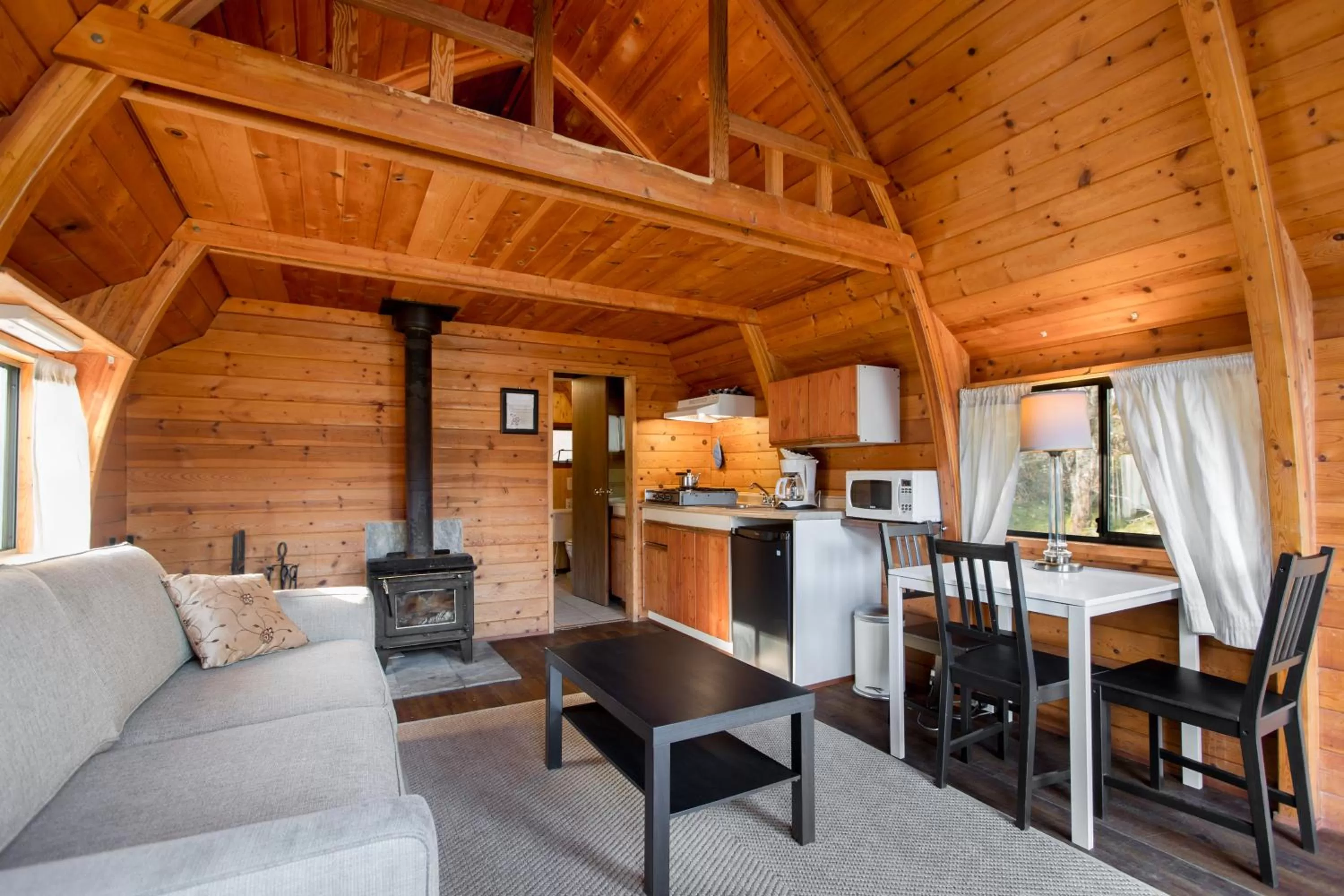 Kitchen or kitchenette, Seating Area in Backeddy Resort and Marina