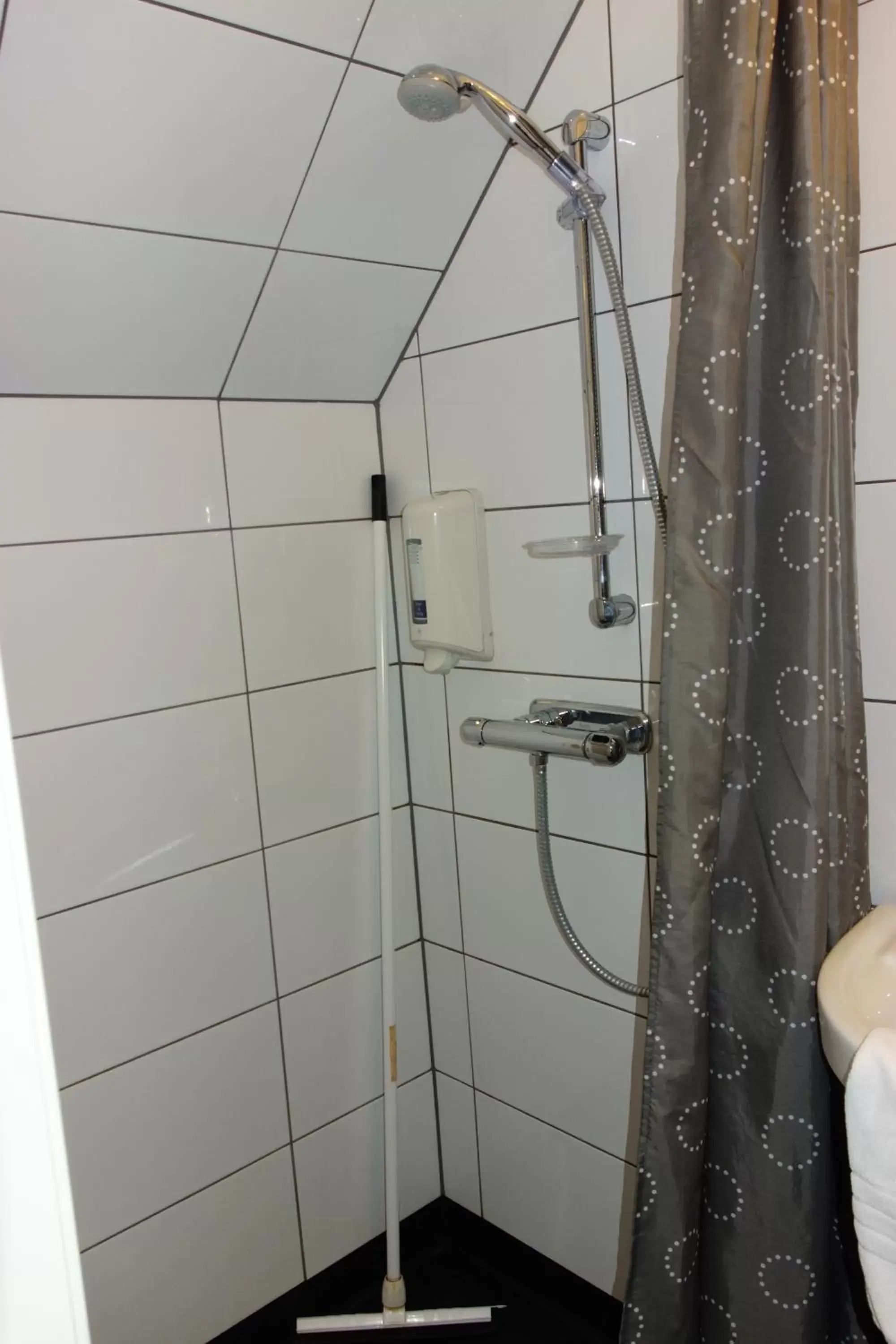 Shower, Bathroom in Hotell Svanen