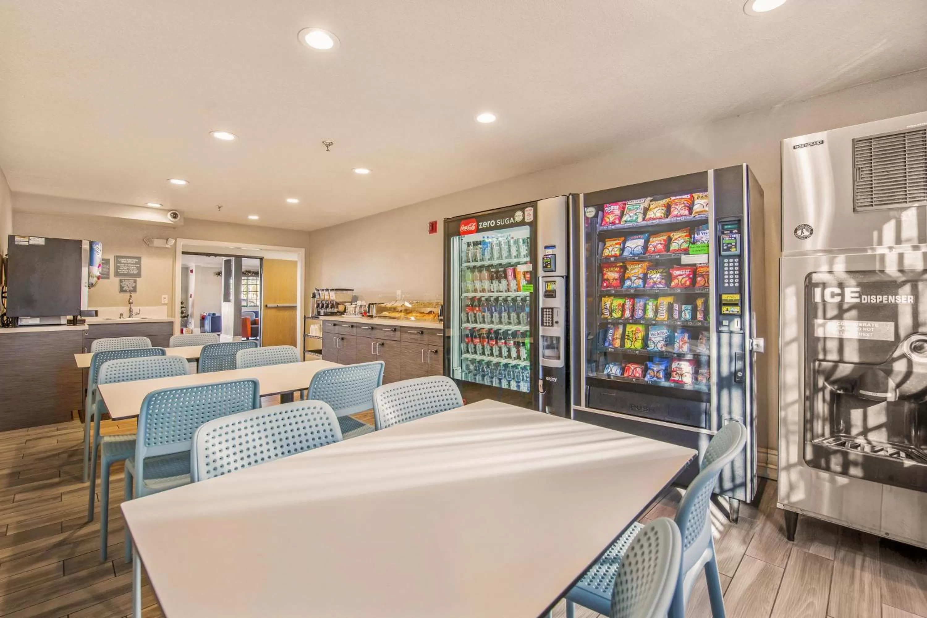 American breakfast in SureStay Hotel by Best Western Fontana