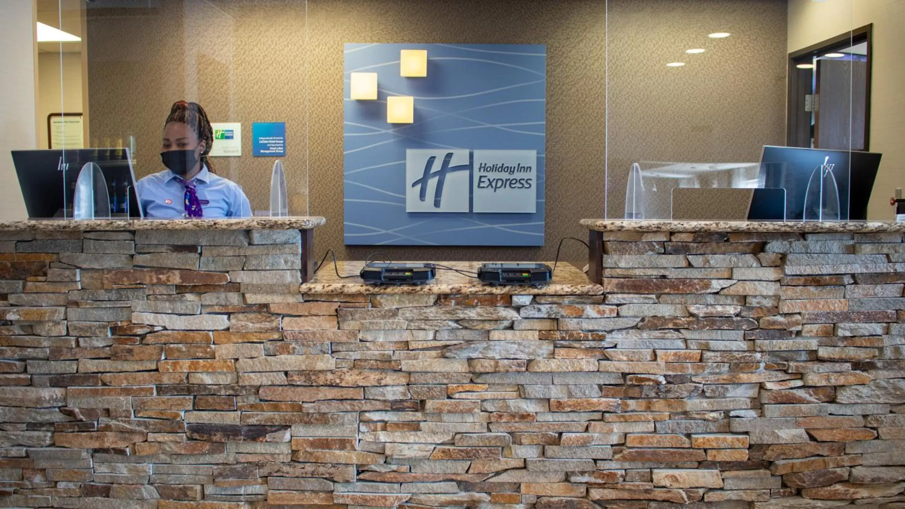 Lobby or reception in Holiday Inn Express Le Claire Riverfront-Davenport, an IHG Hotel