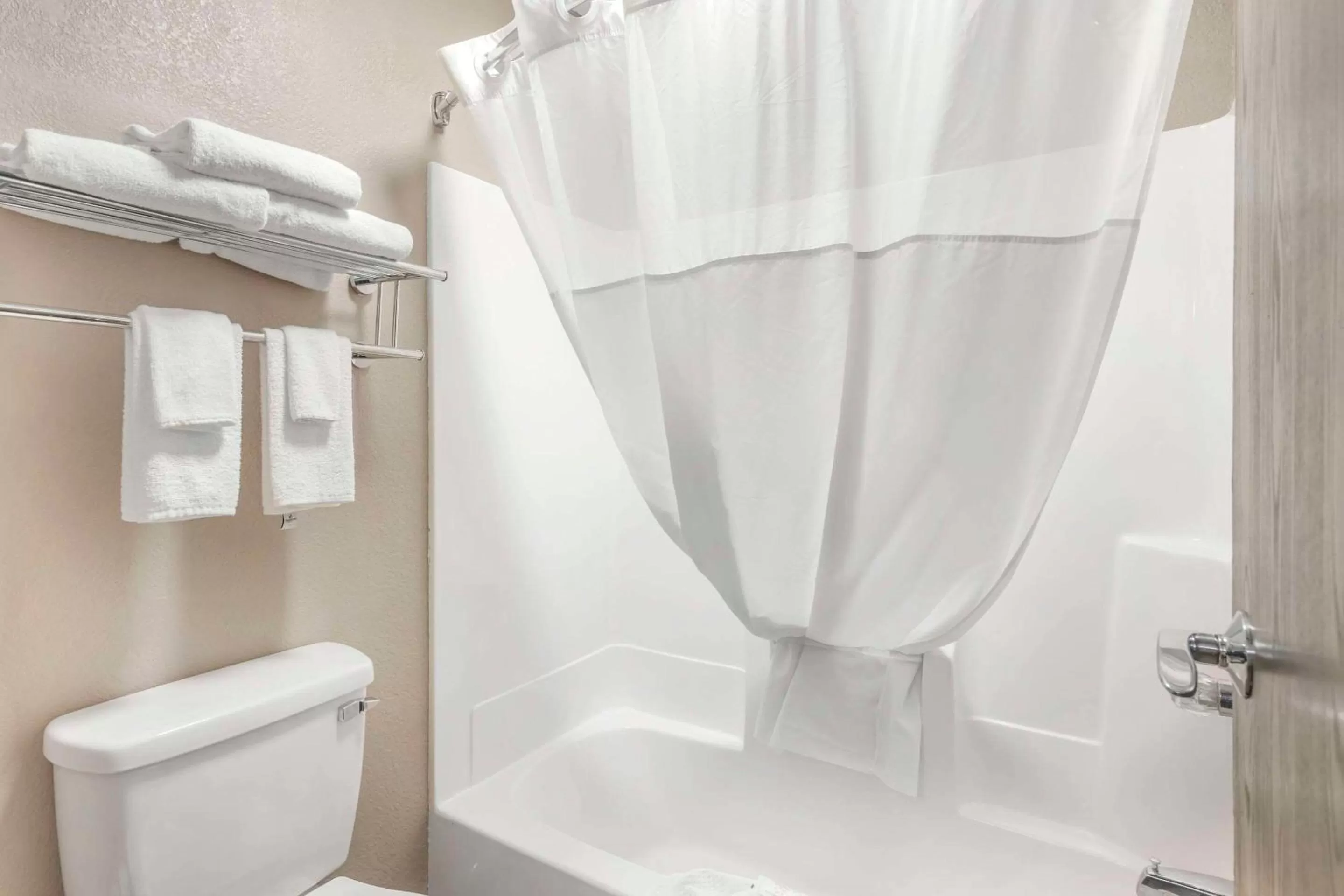 Bedroom in Quality Inn & Suites Delaware South