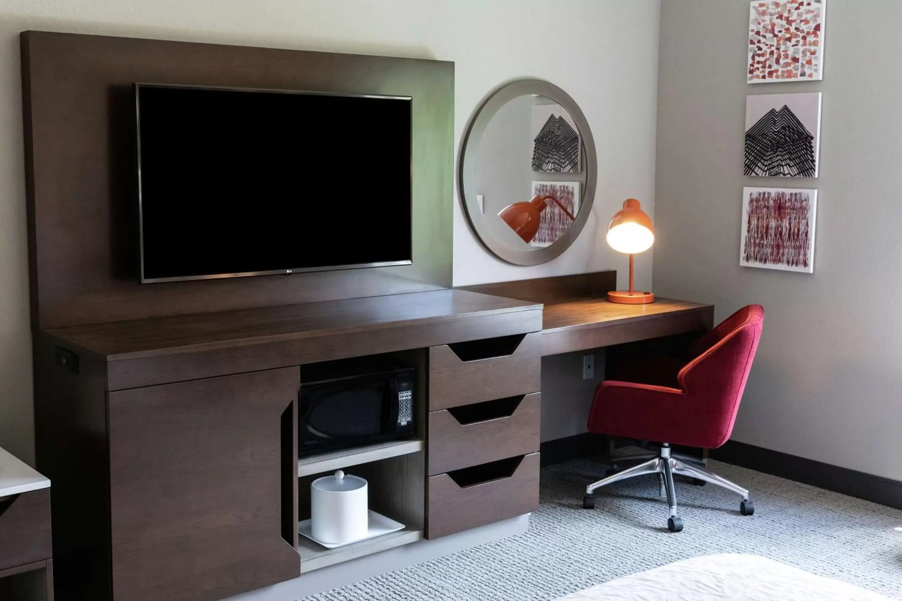 Bedroom, TV/Entertainment Center in Hampton Inn Black Mountain