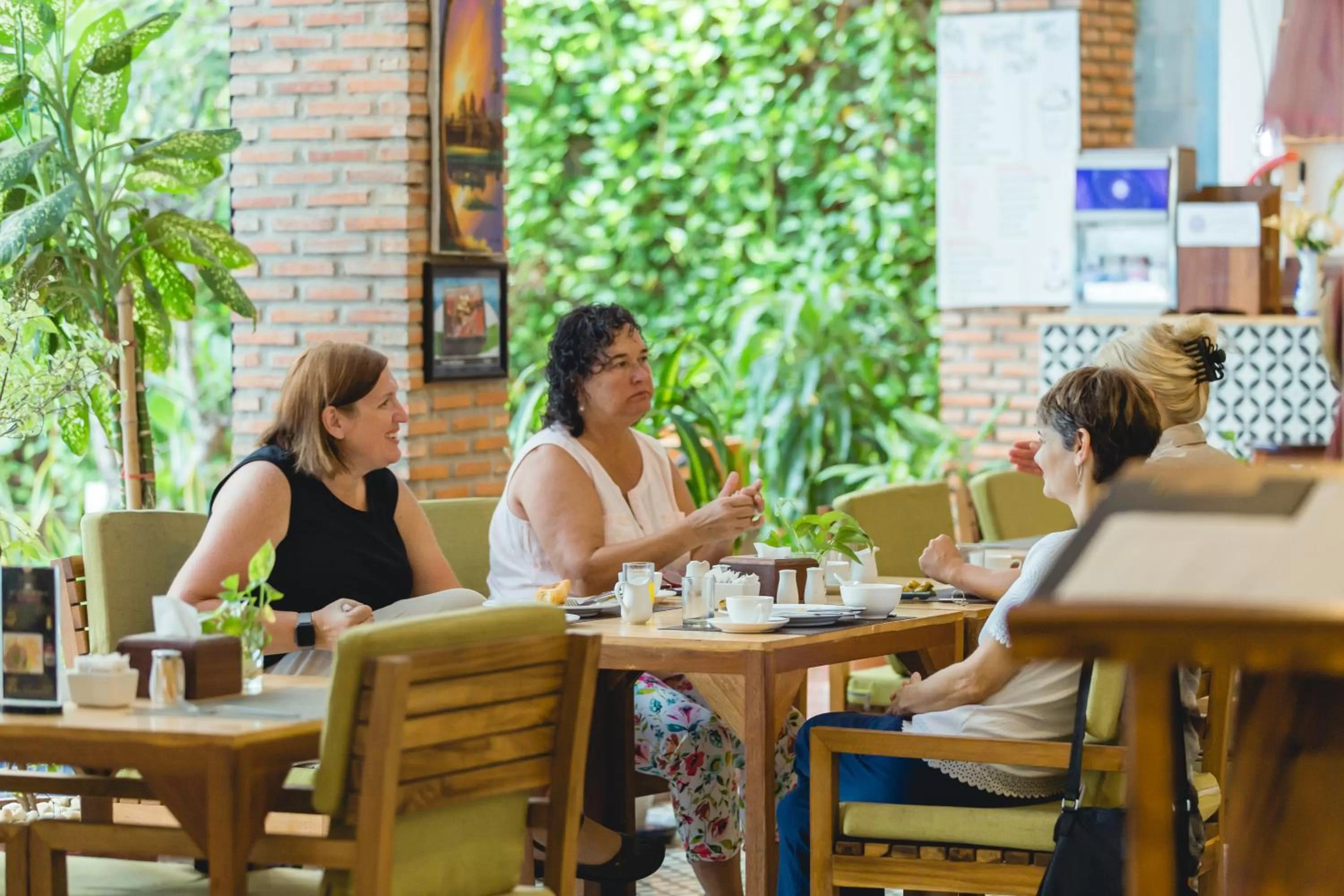 Restaurant/places to eat in Home Chic Hotel