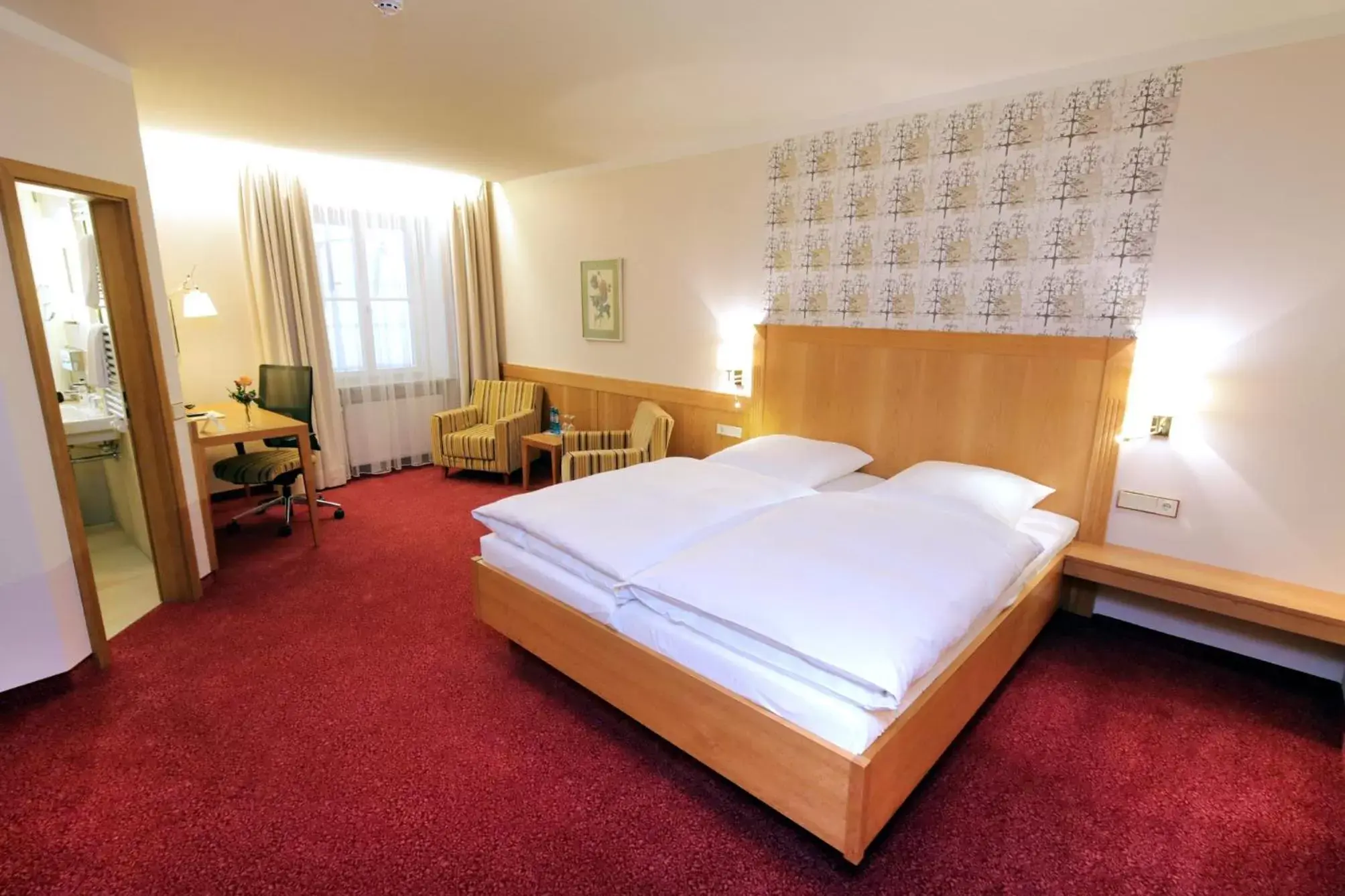 Photo of the whole room, Bed in Bayerischer Hof