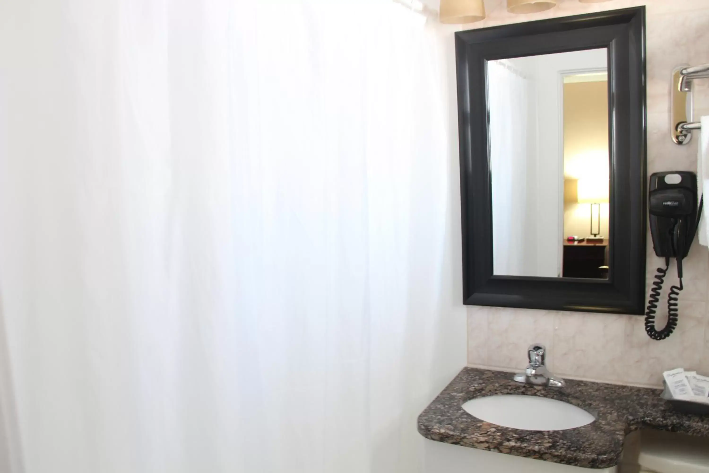 Bathroom in Perth Plaza Inn & Suites