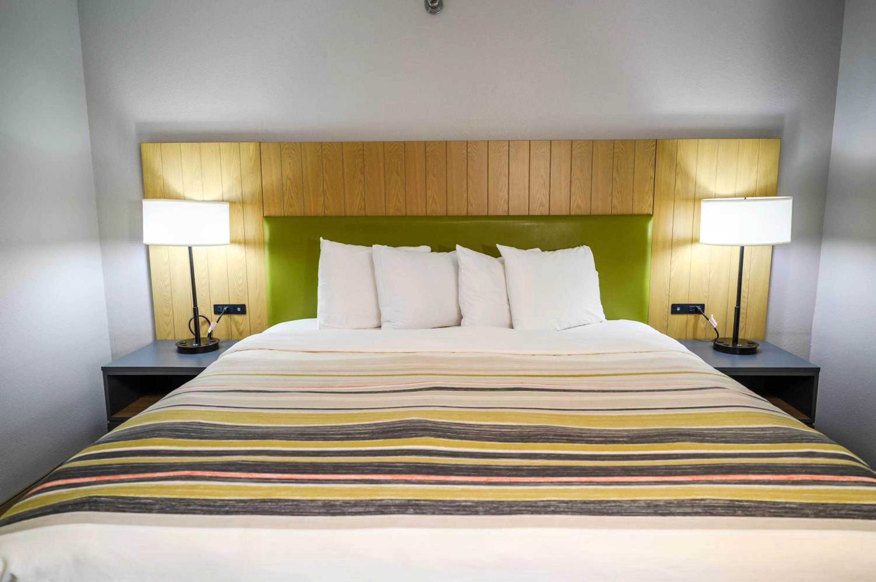 Bedroom, Bed in Country Inn & Suites by Radisson, Greenfield, IN