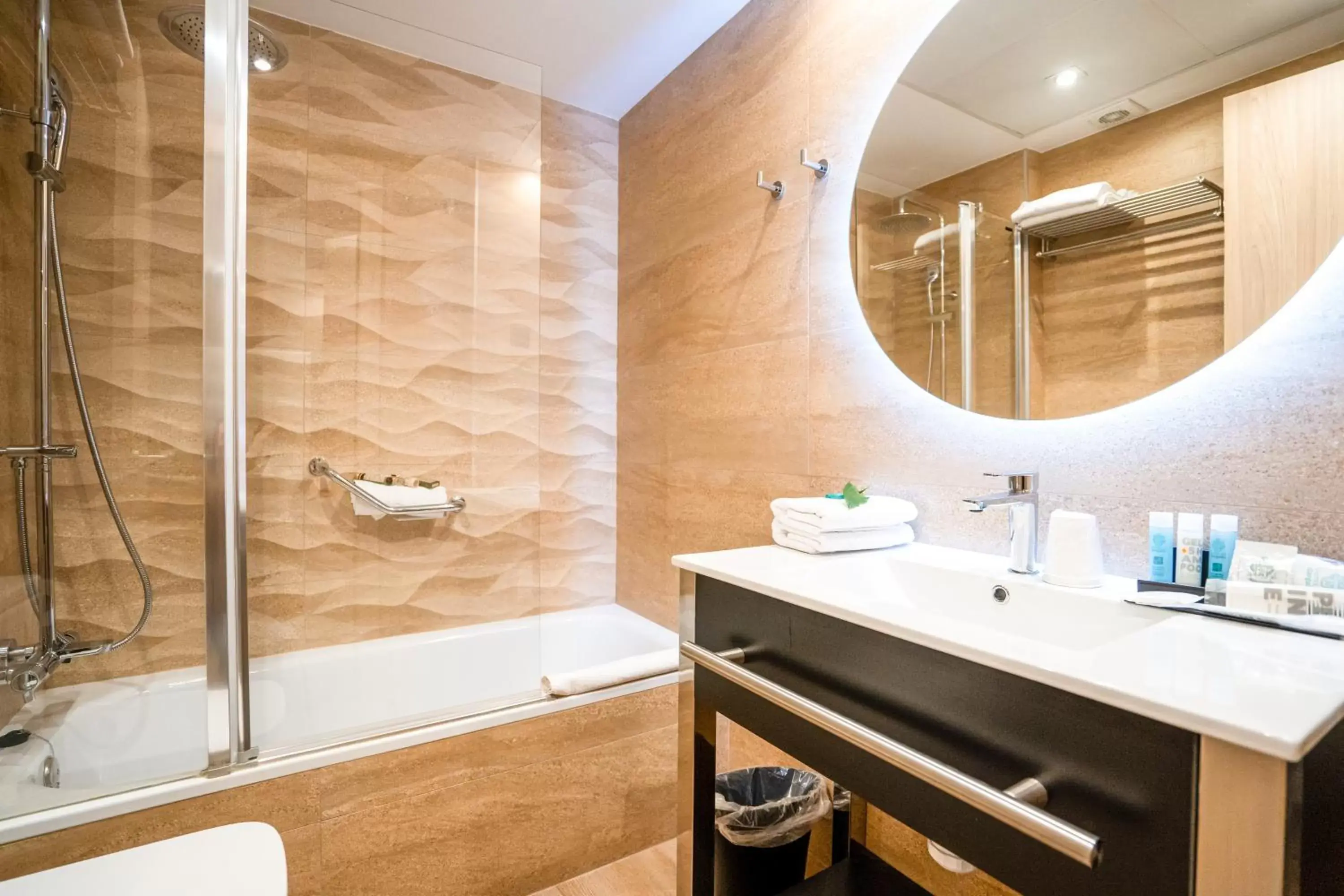 Shower, Bathroom in Hotel Rialto