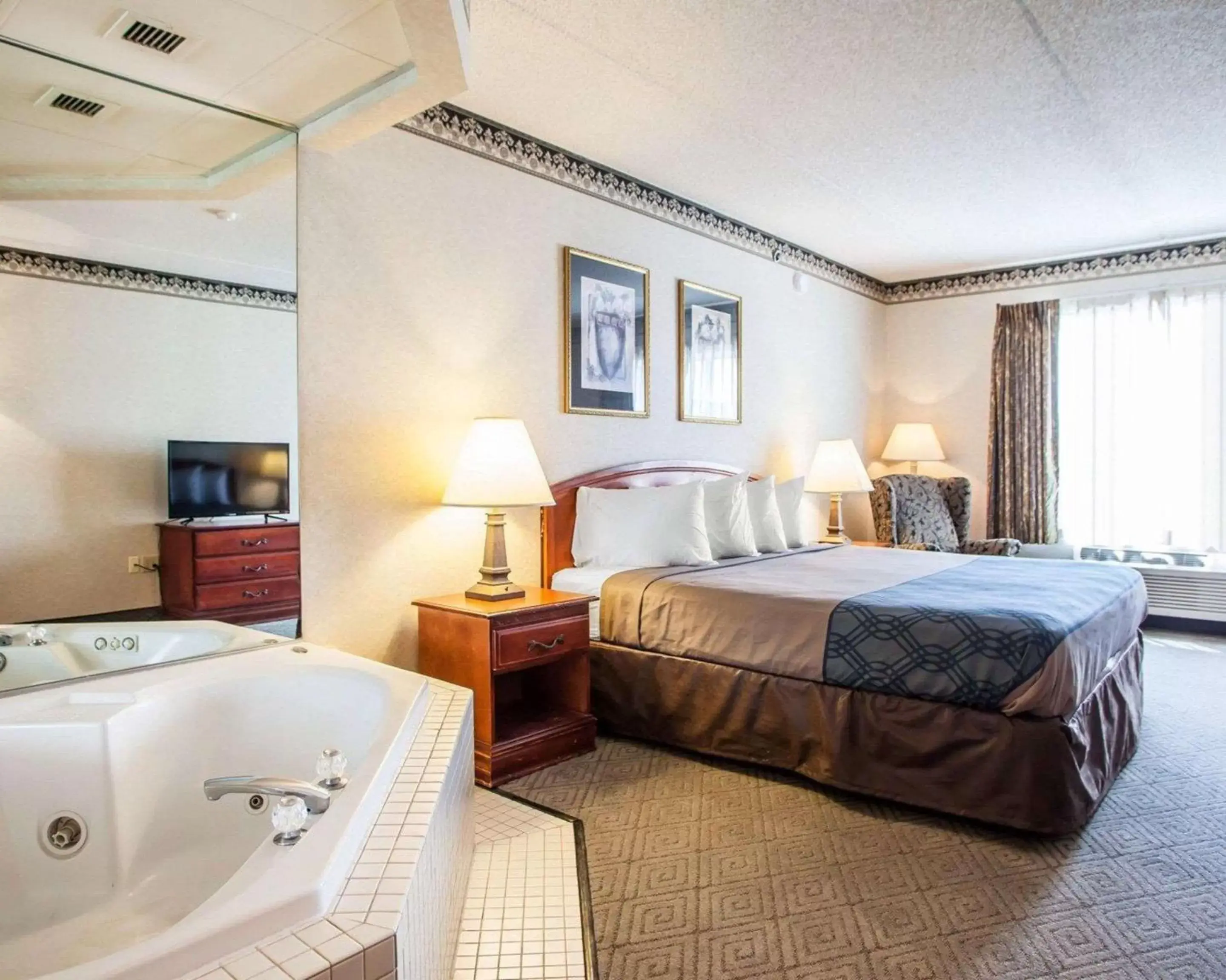 Photo of the whole room, Bed in Rodeway Inn & Suites Milwaukee Airport