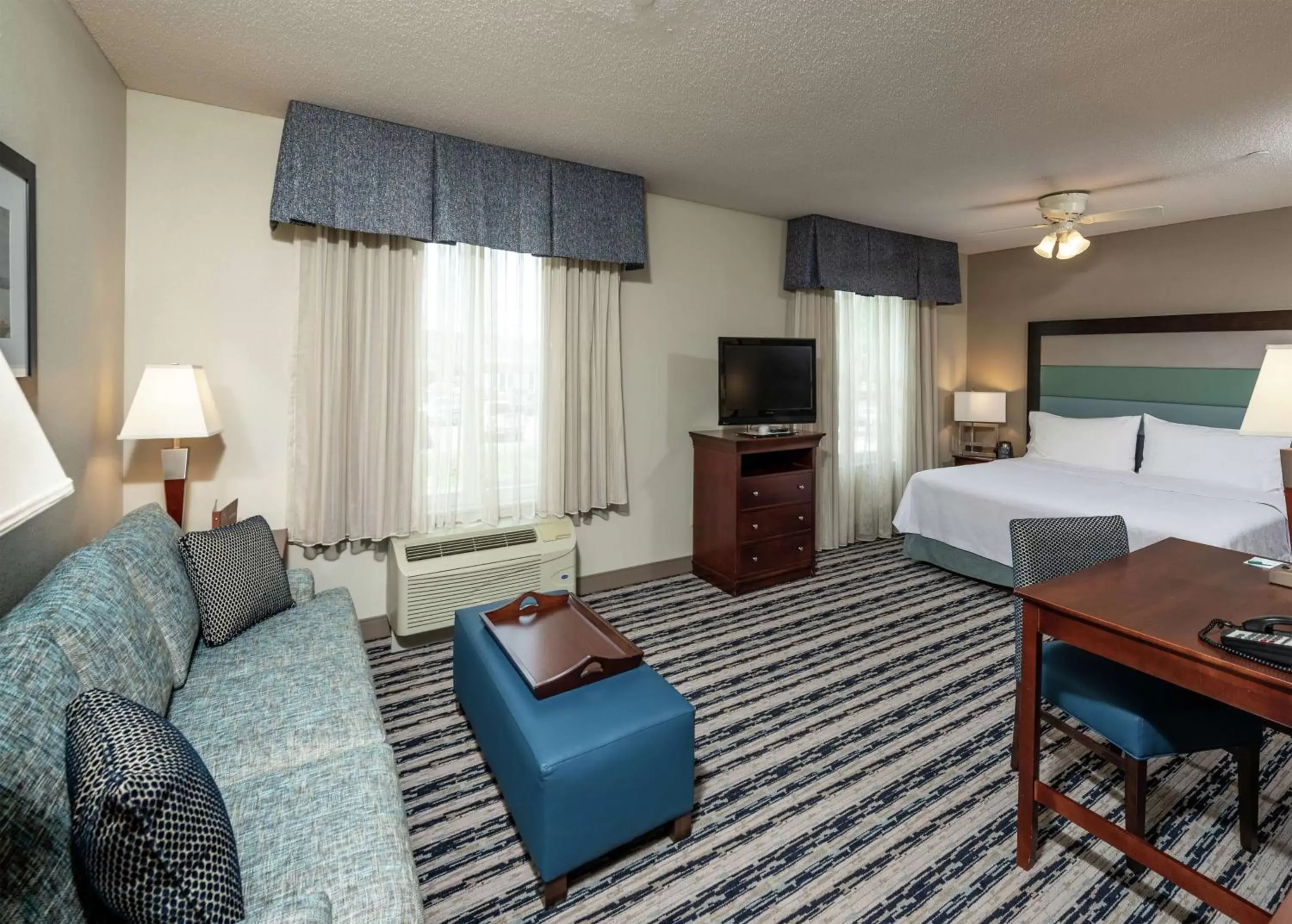 Bedroom, TV/Entertainment Center in Homewood Suites by Hilton Portland