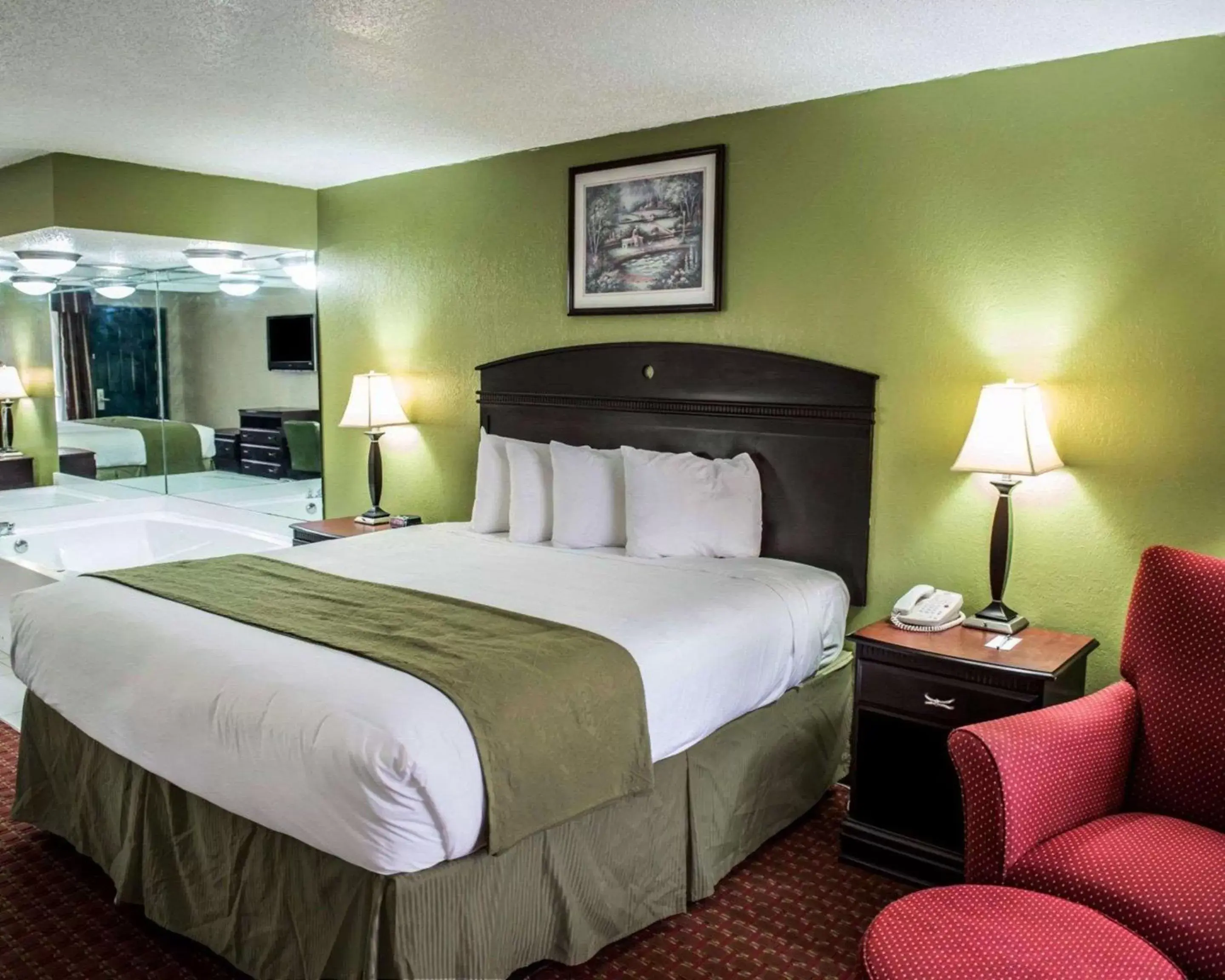 Photo of the whole room in Quality Inn Chipley I-10 at Exit 120 Photo of the whole room in Quality Inn Chipley I-10 at Exit 120