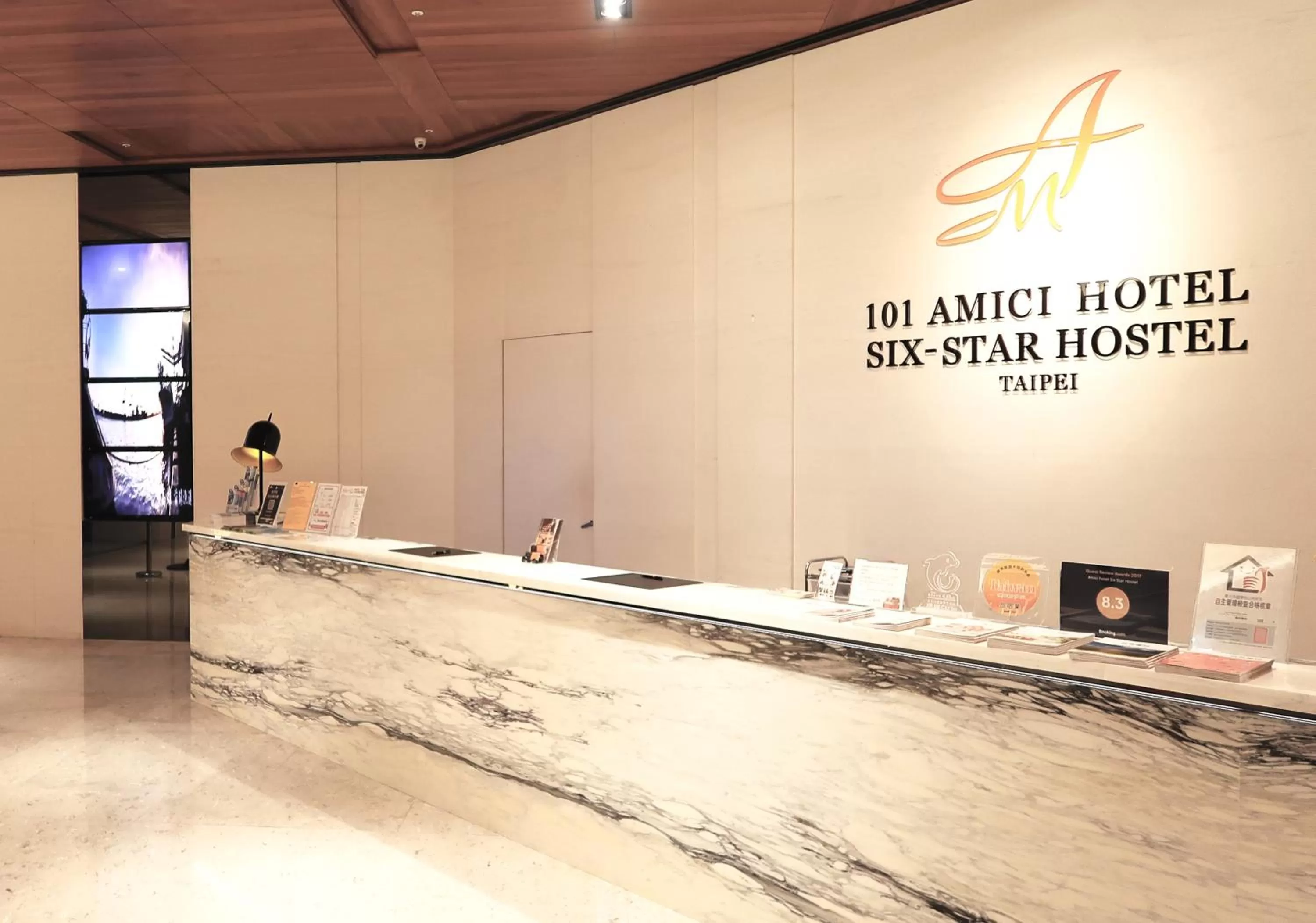 Lobby or reception in Amici hotel Six Star Hostel