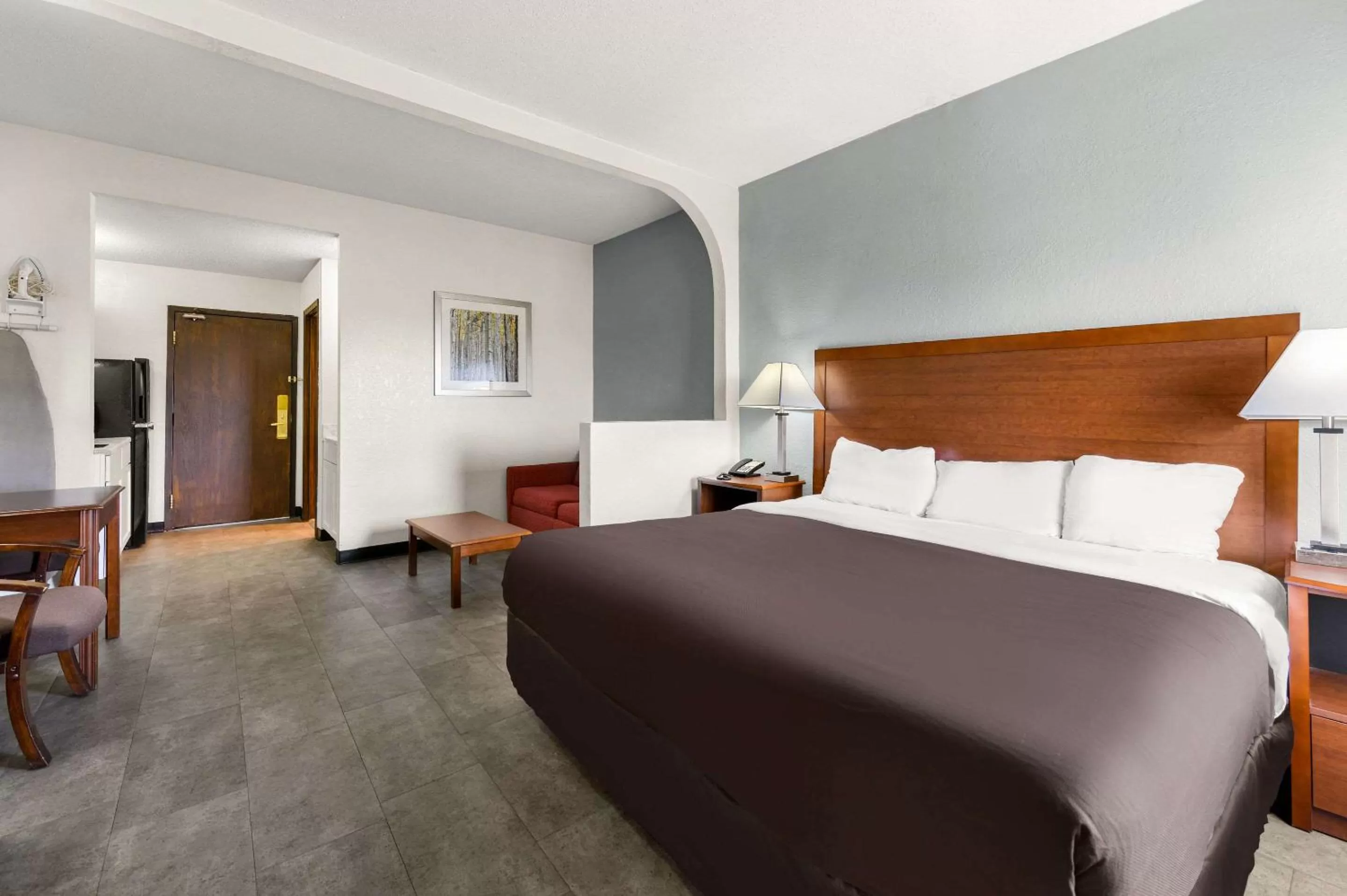 Bedroom, Bed in Suburban Studios Kansas City Airport North