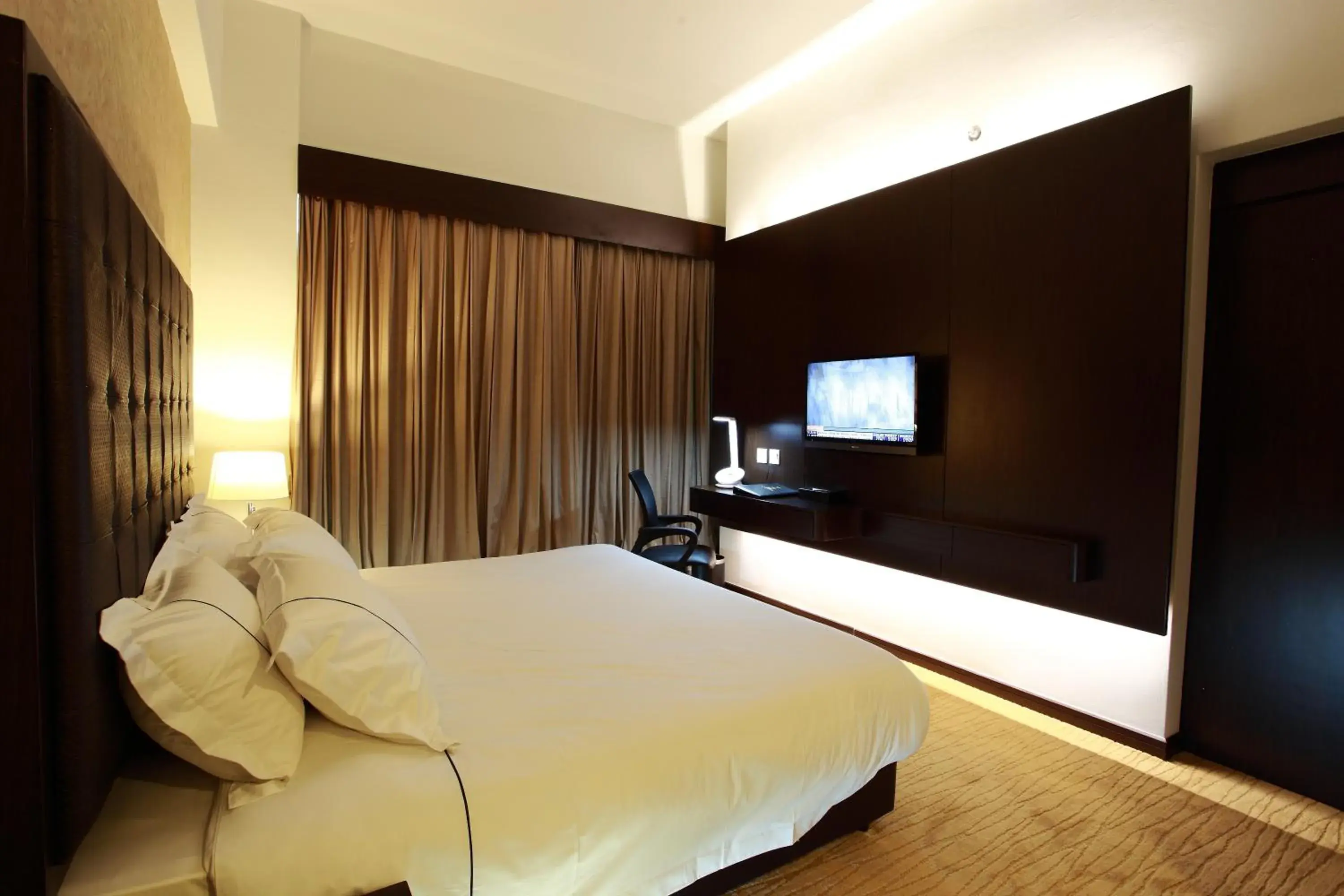 Photo of the whole room, Bed in Symphony Suites Hotel