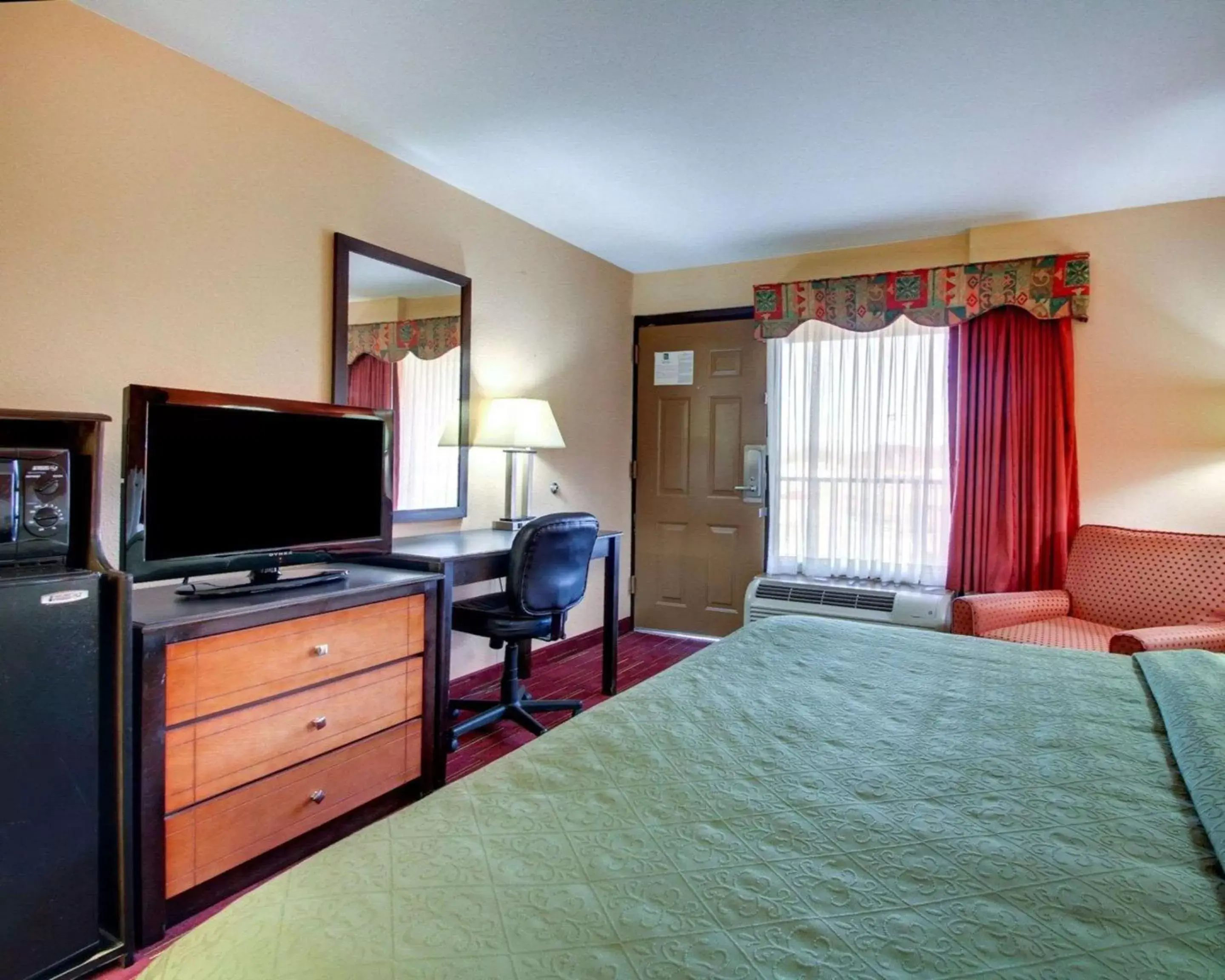 Photo of the whole room, TV/Entertainment Center in Quality Inn Richland
