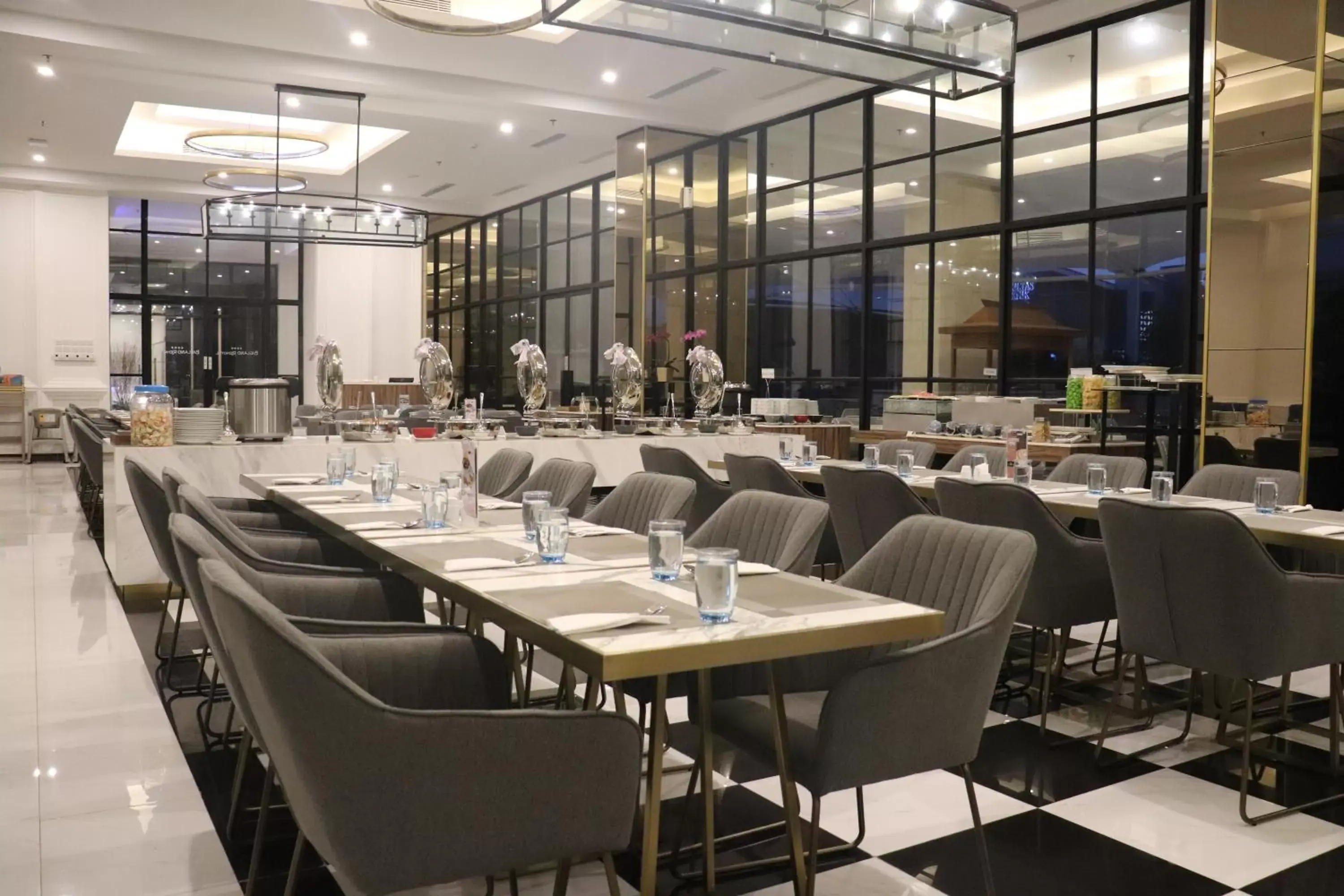 Restaurant/Places to Eat in Bigland Hotel Bogor