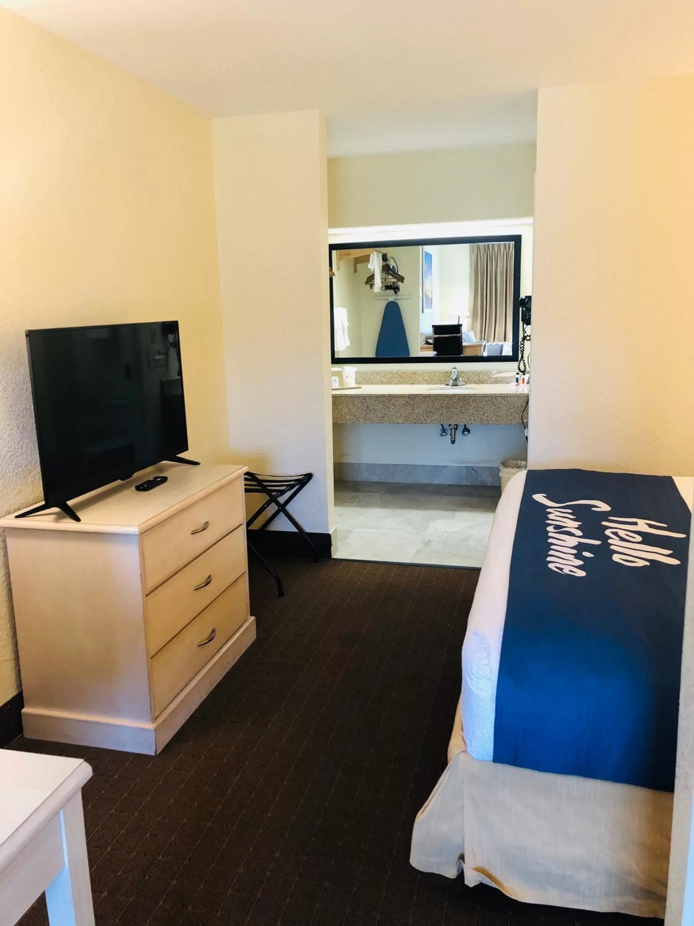 Studio Suite with 1 King Bed, Non-Smoking in Days Inn & Suites by Wyndham Navarre Conference Center