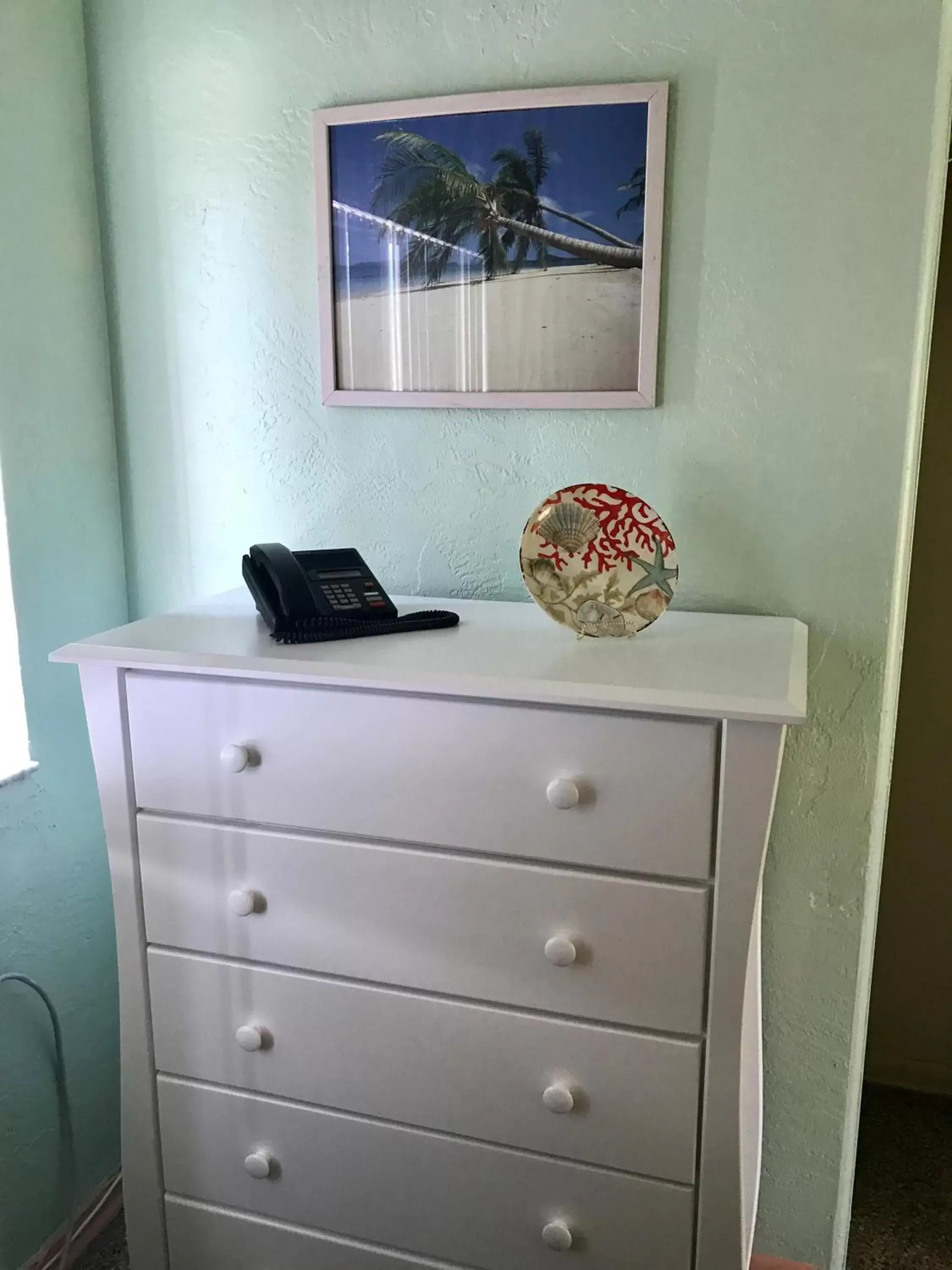 Bed, TV/Entertainment Center in South Beach Inn - Cocoa Beach