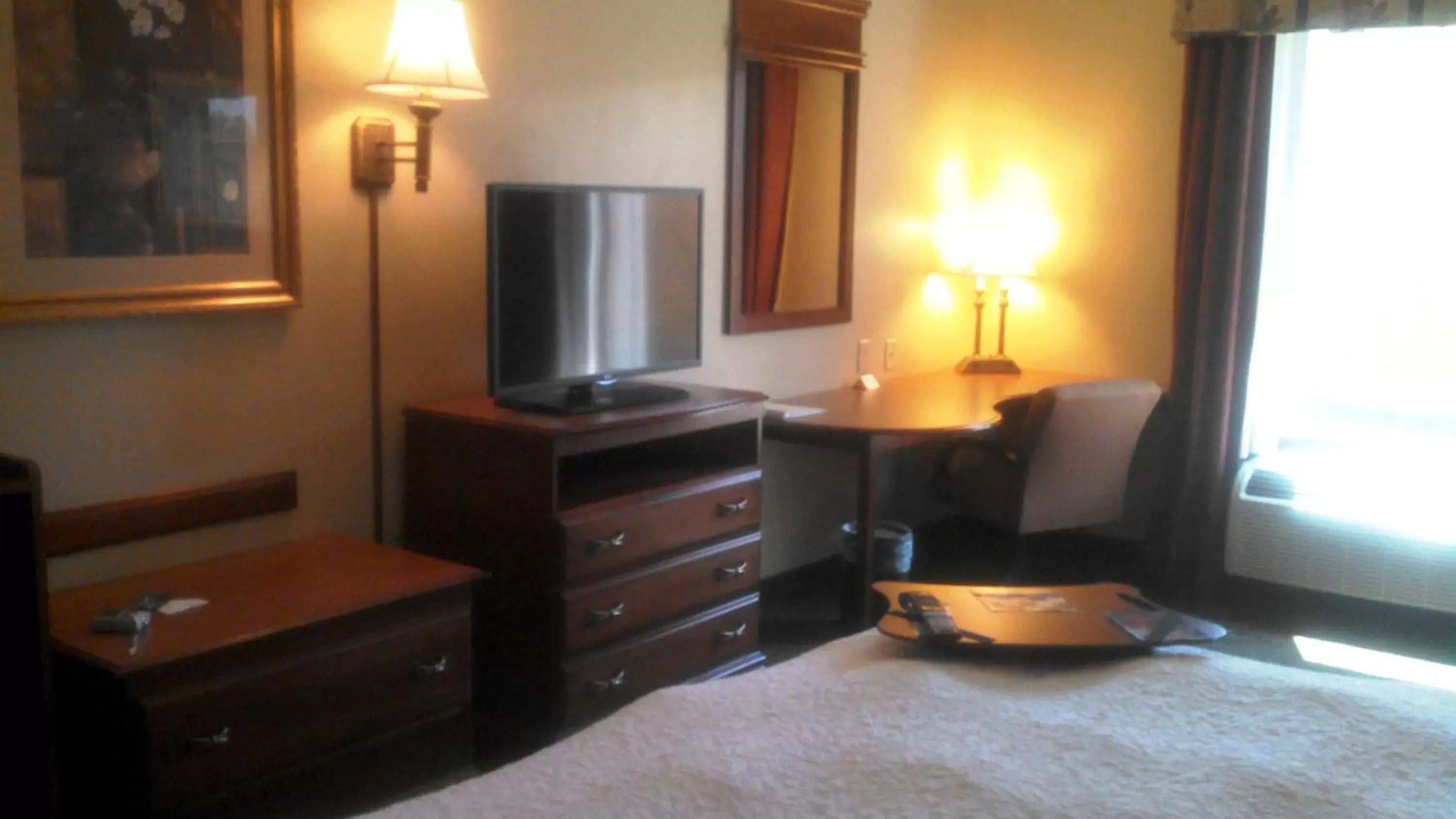 Bedroom, TV/Entertainment Center in Hampton Inn Greenwood