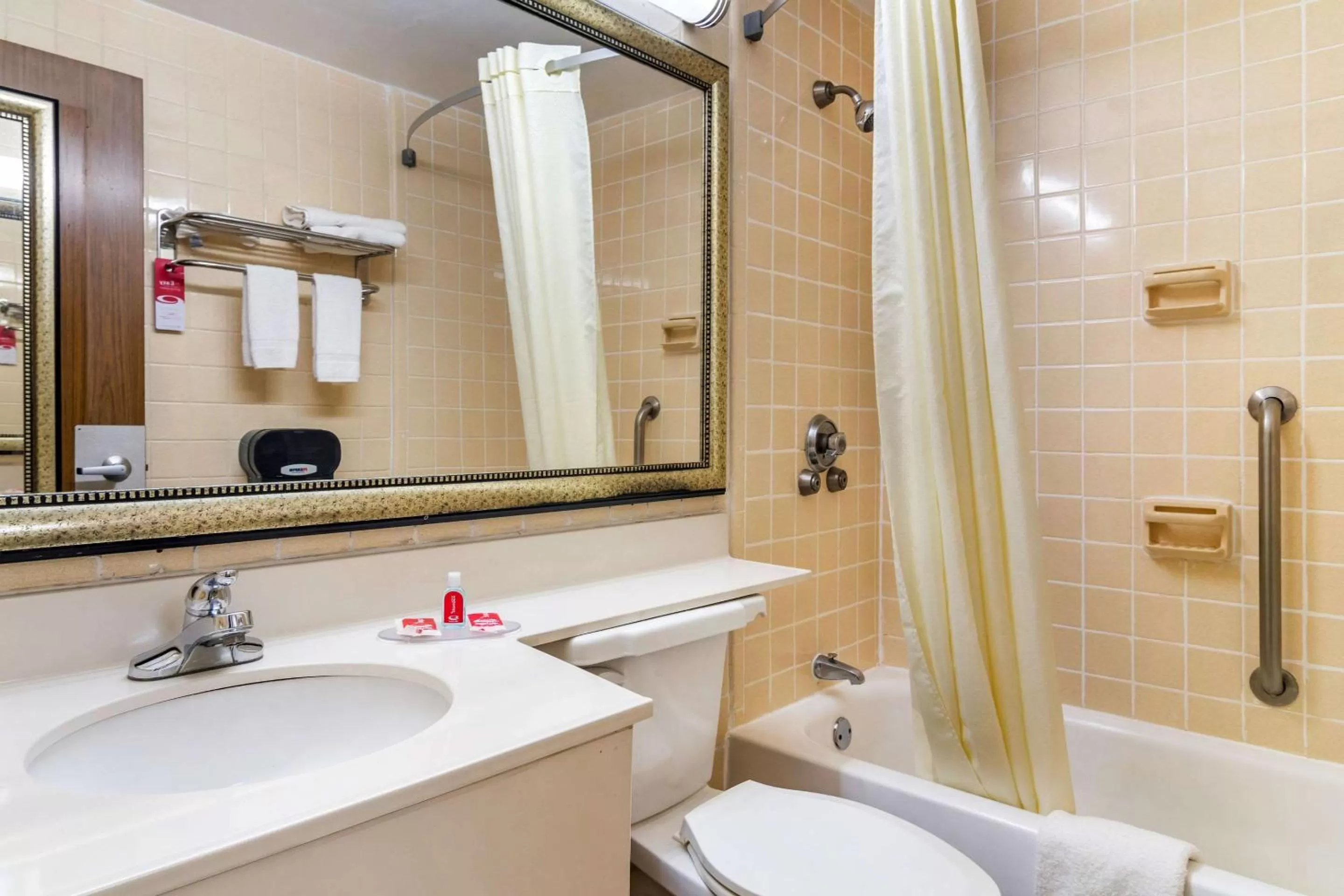 Bedroom in Econo Lodge - Perry National Fair Ground Area