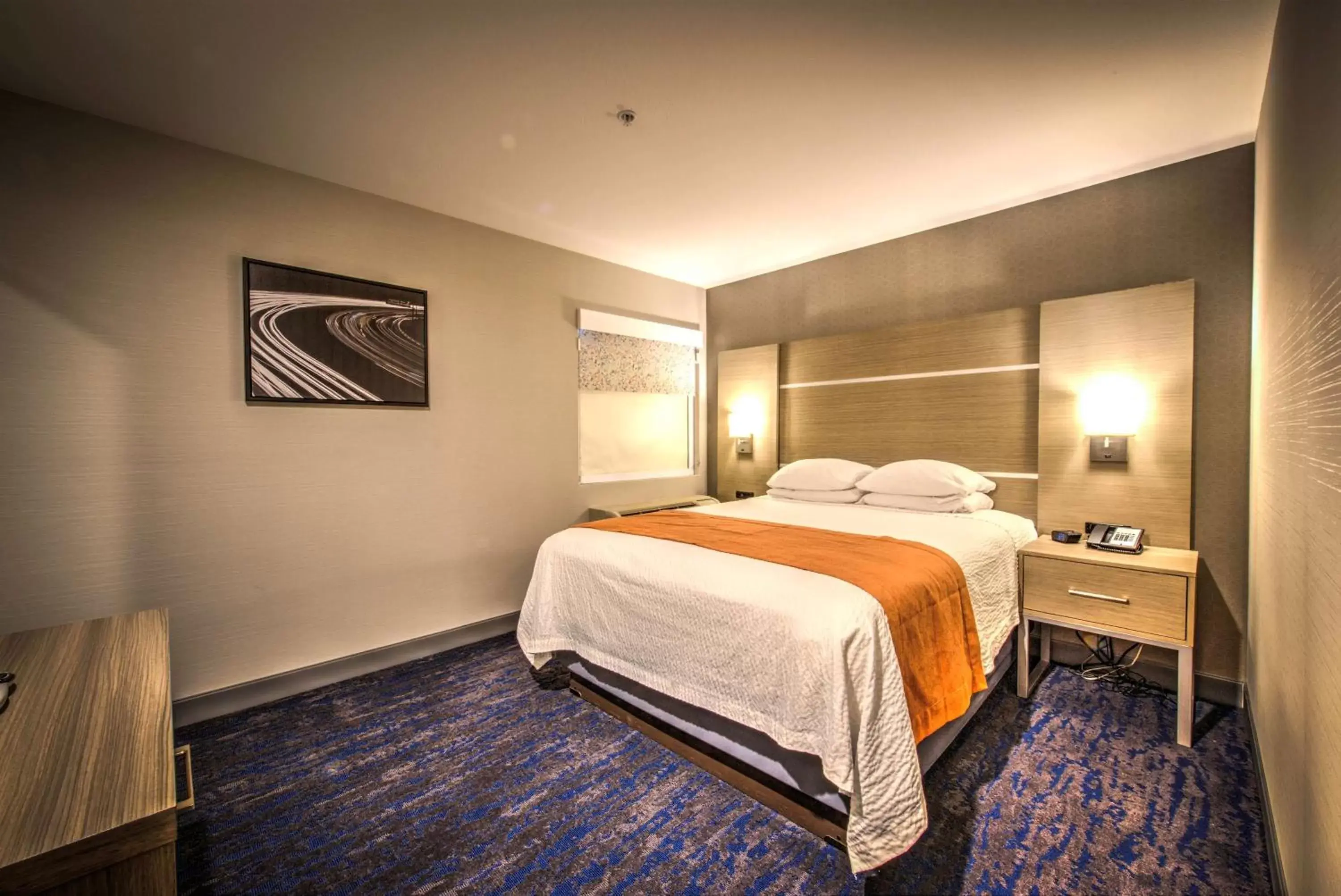 Bedroom, Bed in Best Western Plus Media Center Inn & Suites