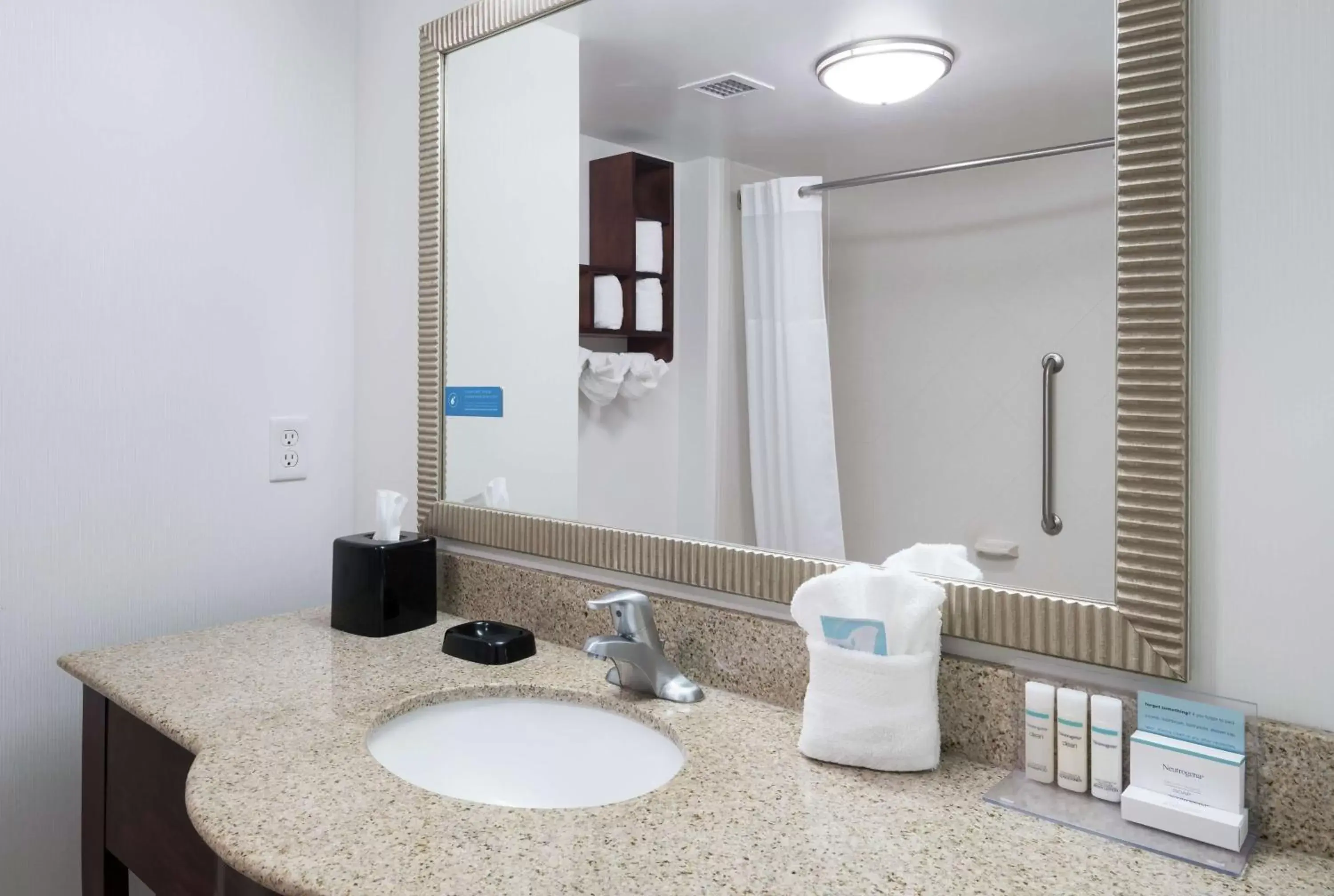 Bathroom in Hampton Inn & Suites Panama City Beach-Pier Park Area